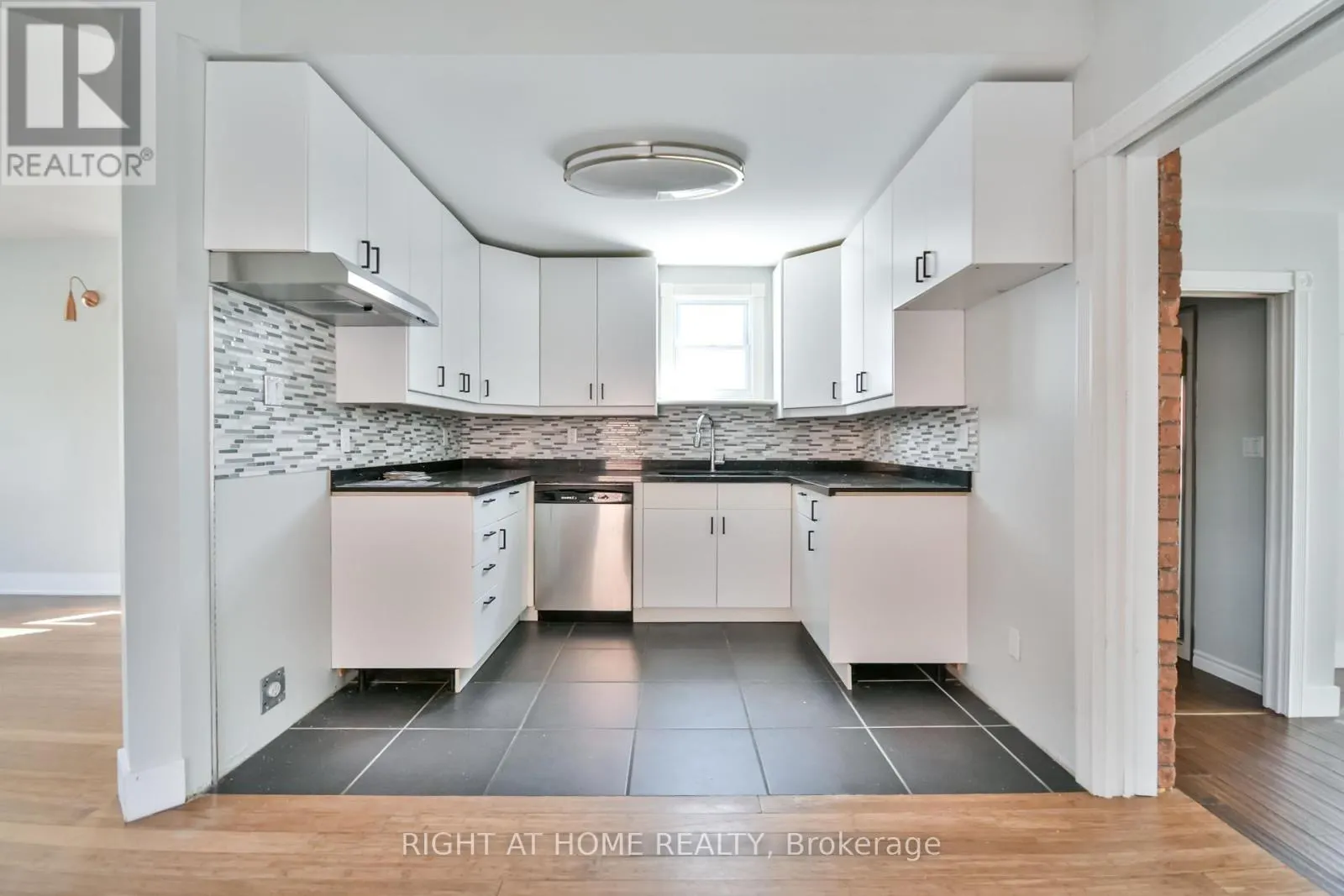 9 SOPHIA STREET W