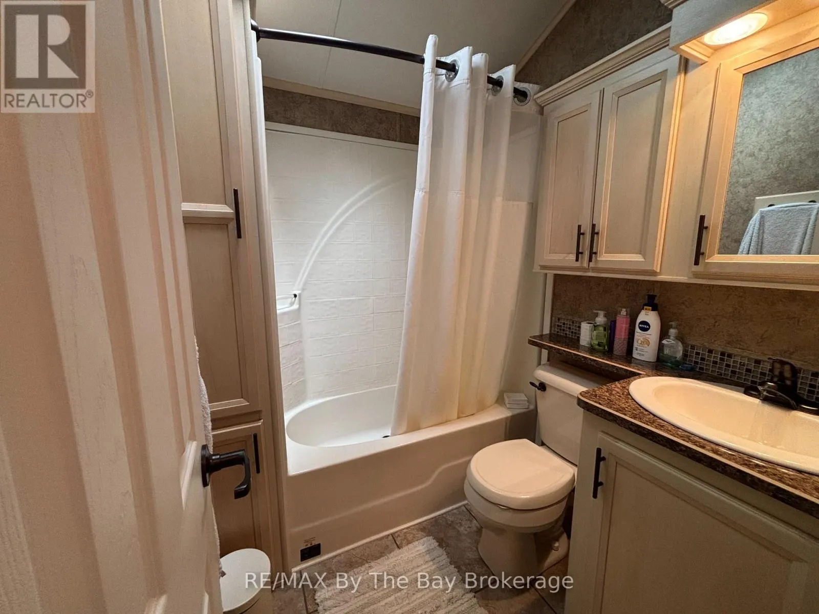 10 WHITE PINES TRAIL