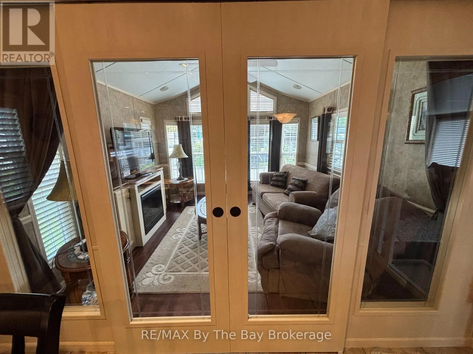 10 WHITE PINES TRAIL