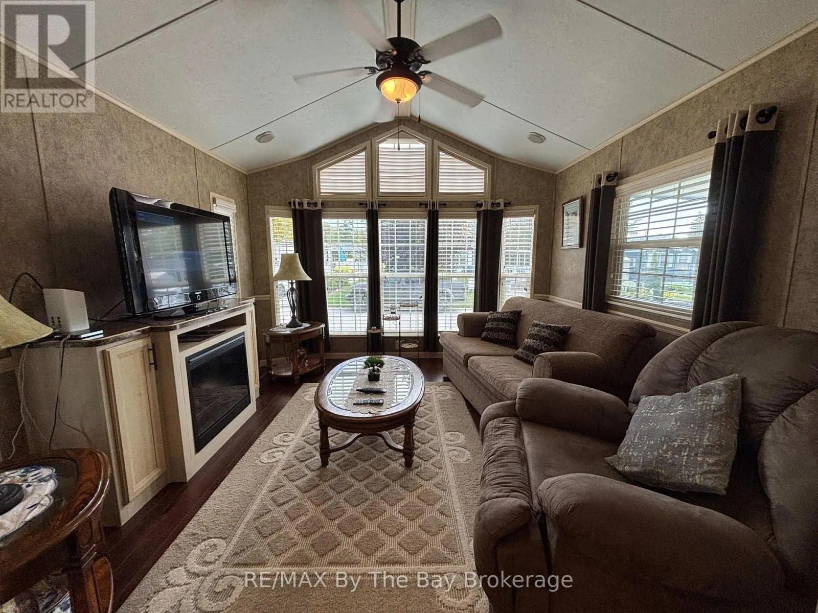 10 WHITE PINES TRAIL