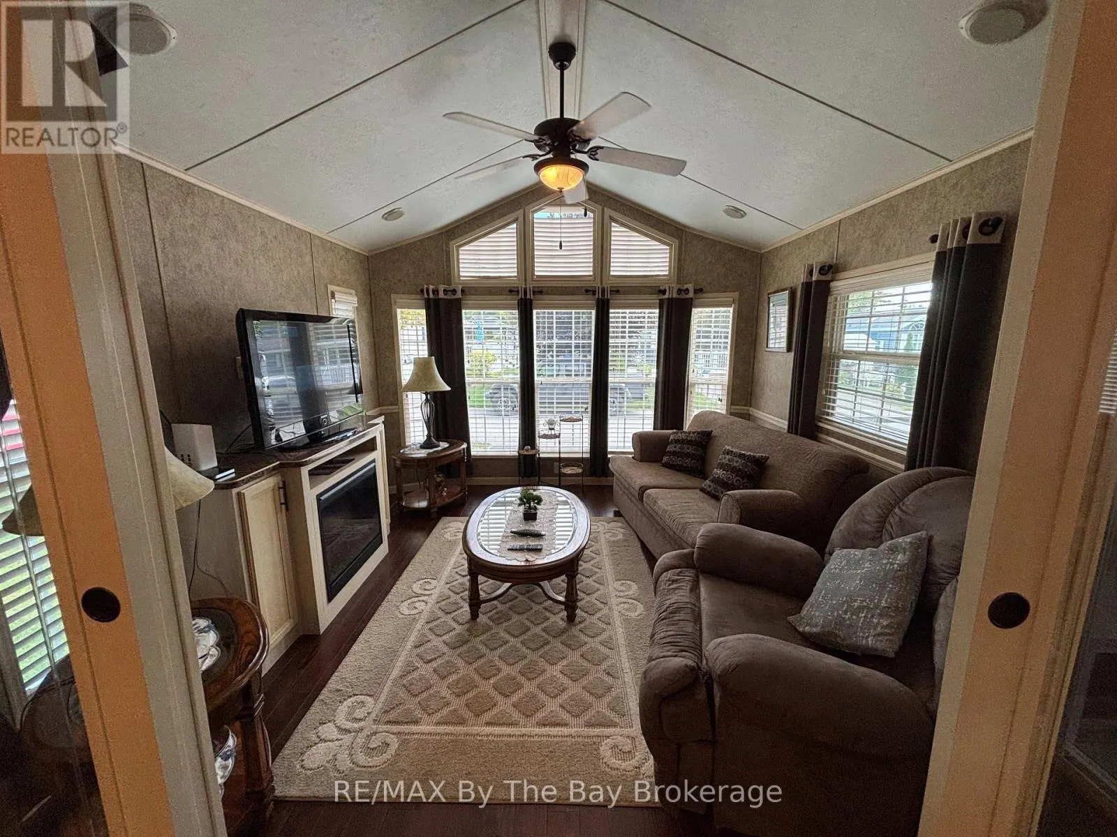 10 WHITE PINES TRAIL