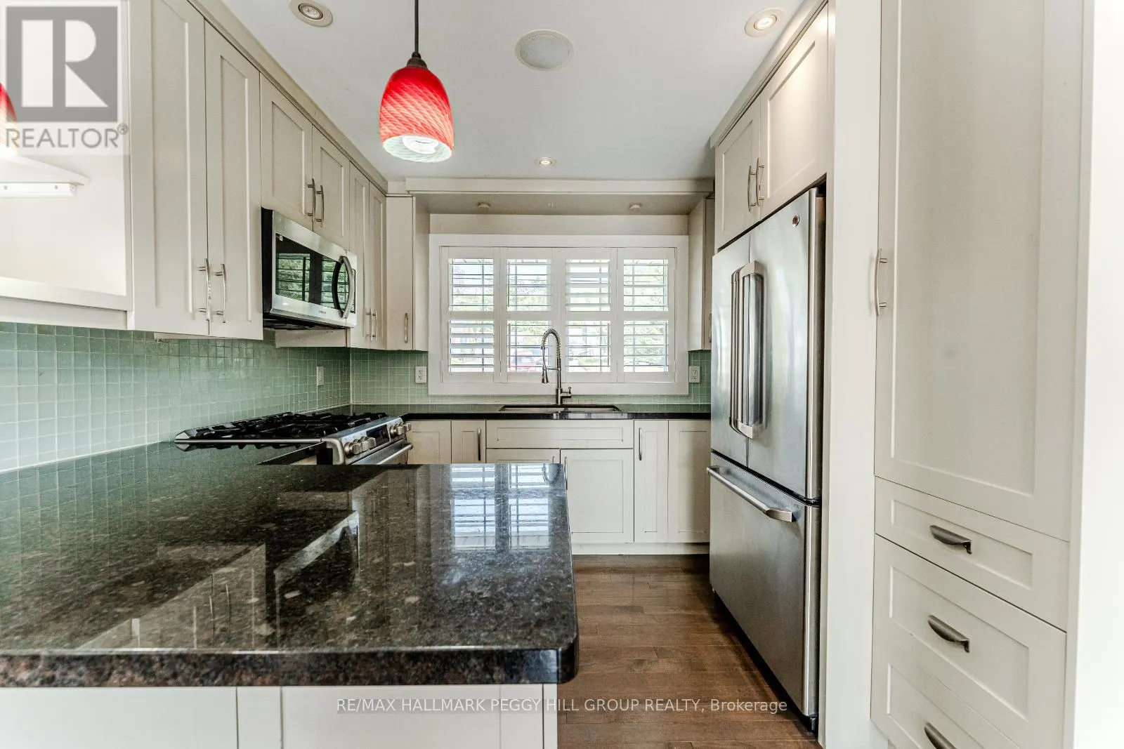 UPPER - 385 EDGEHILL DRIVE