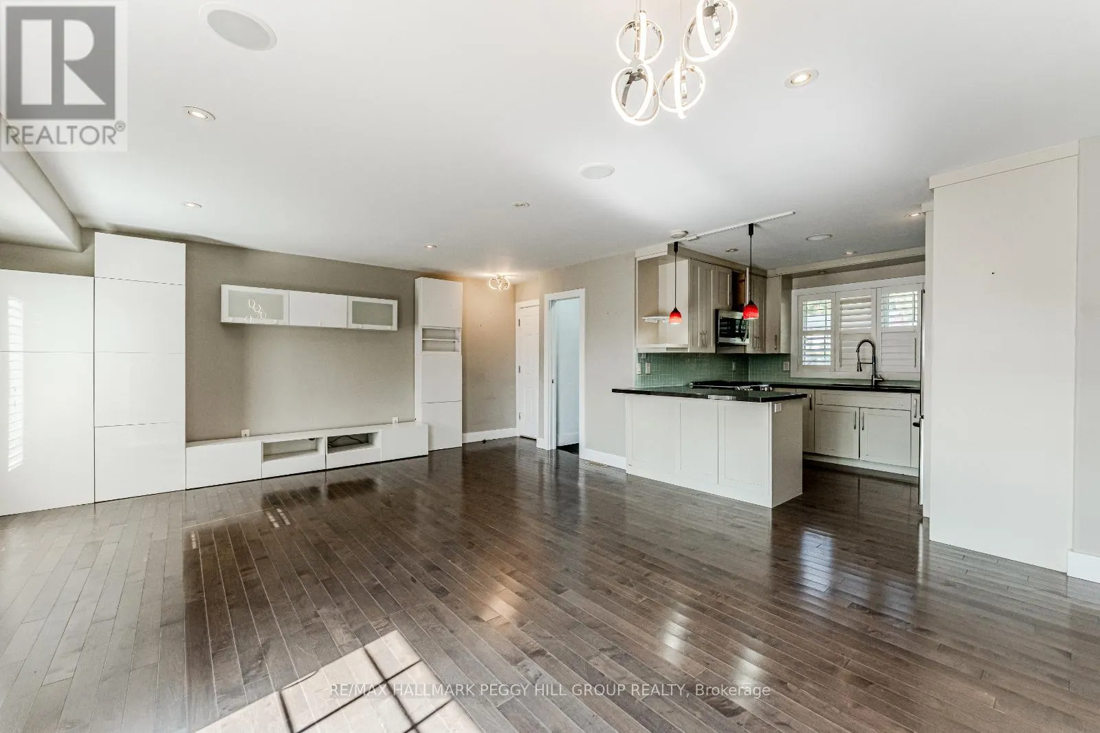 UPPER - 385 EDGEHILL DRIVE