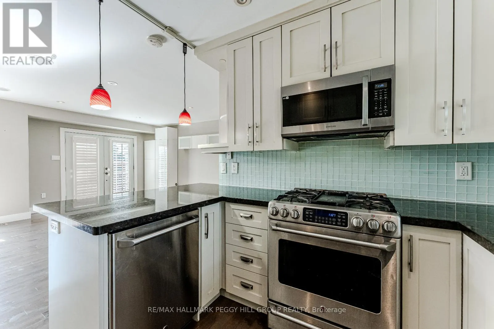UPPER - 385 EDGEHILL DRIVE