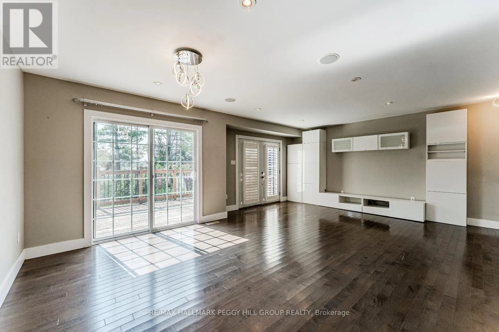 UPPER - 385 EDGEHILL DRIVE