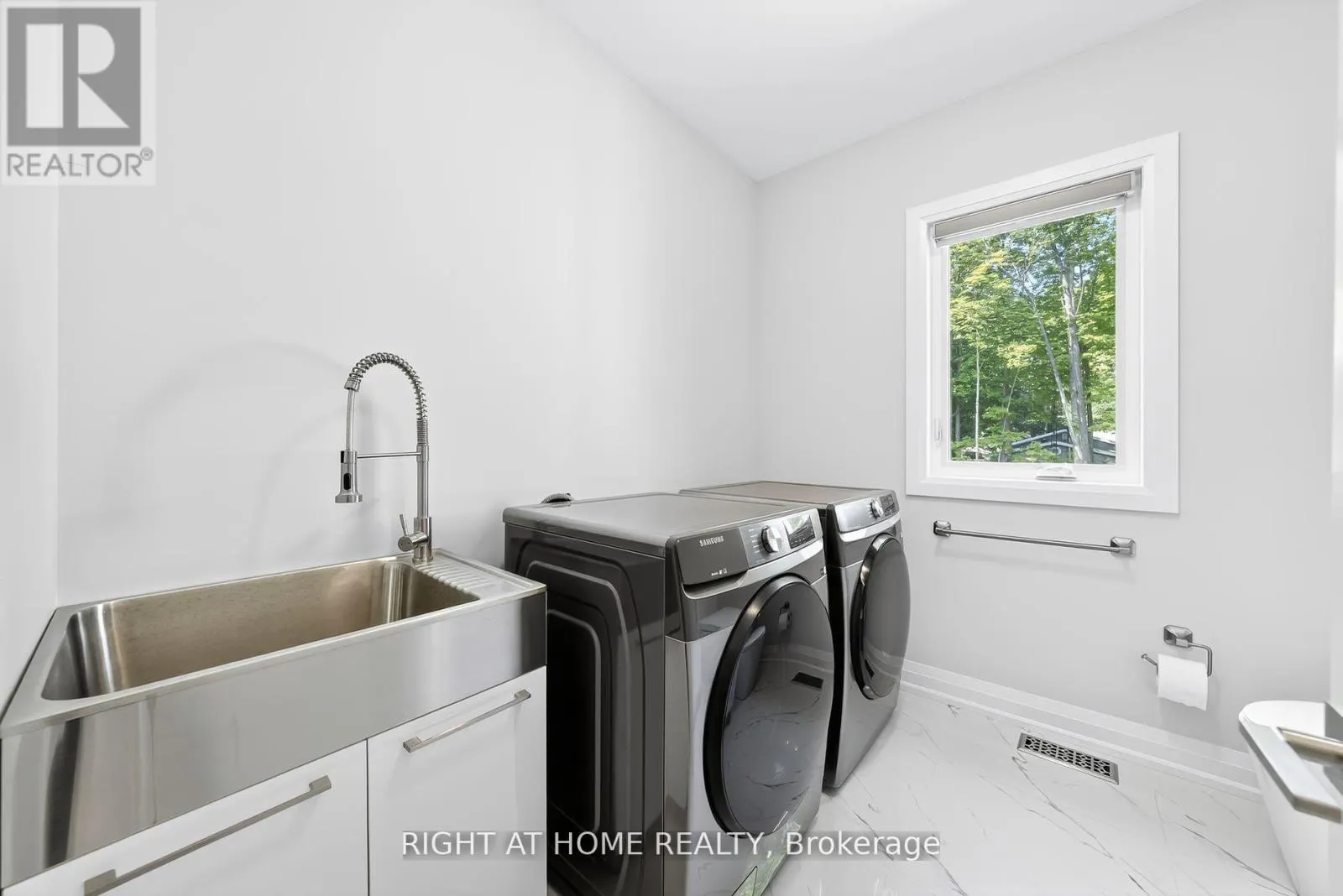 9 FAIRLAWN GROVE