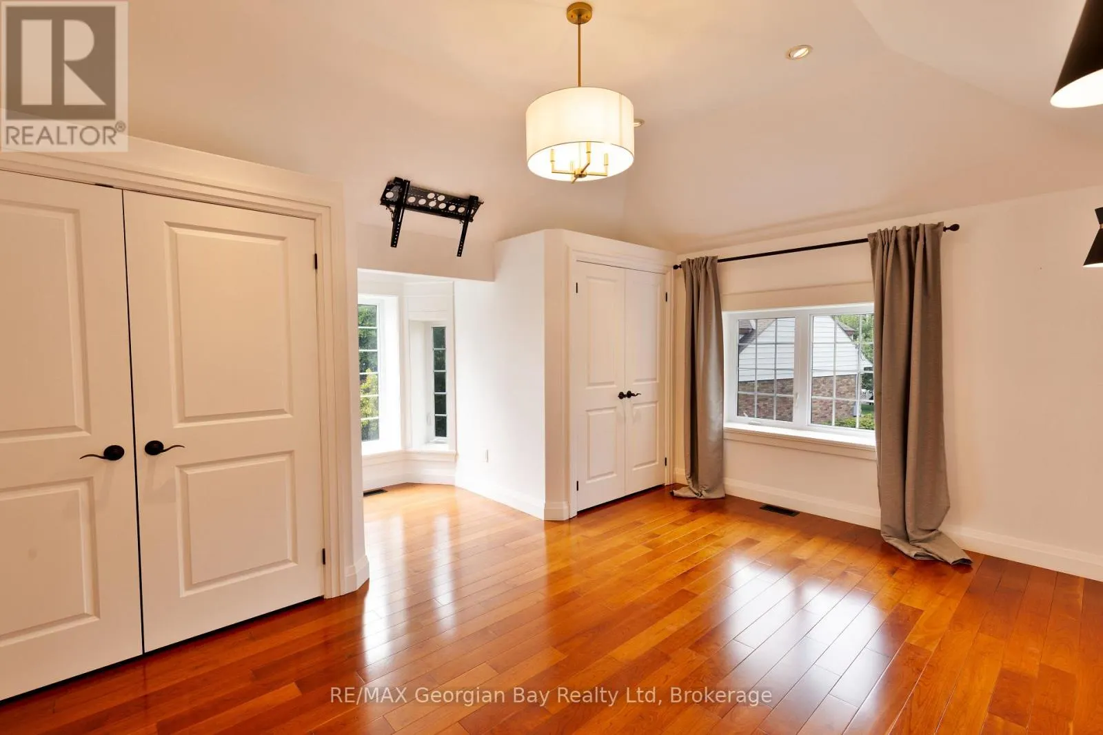 105 DUCKWORTH STREET