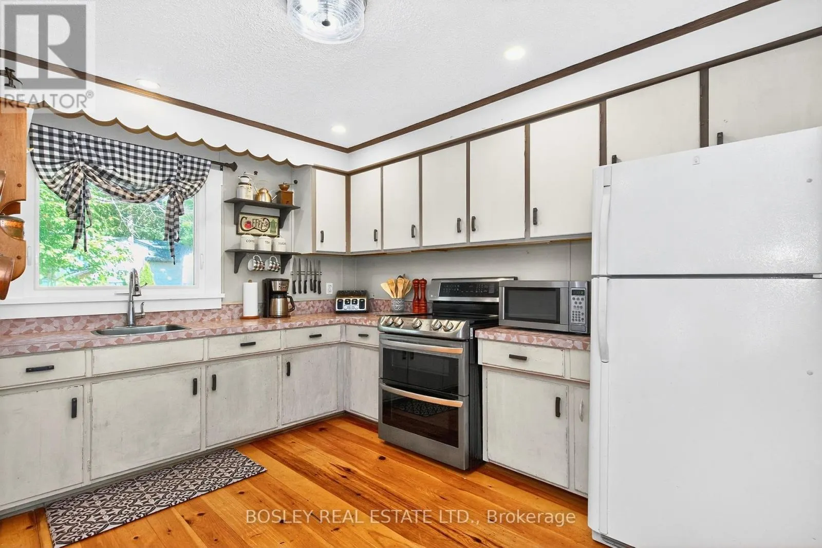 18 TINY BEACHES ROAD S