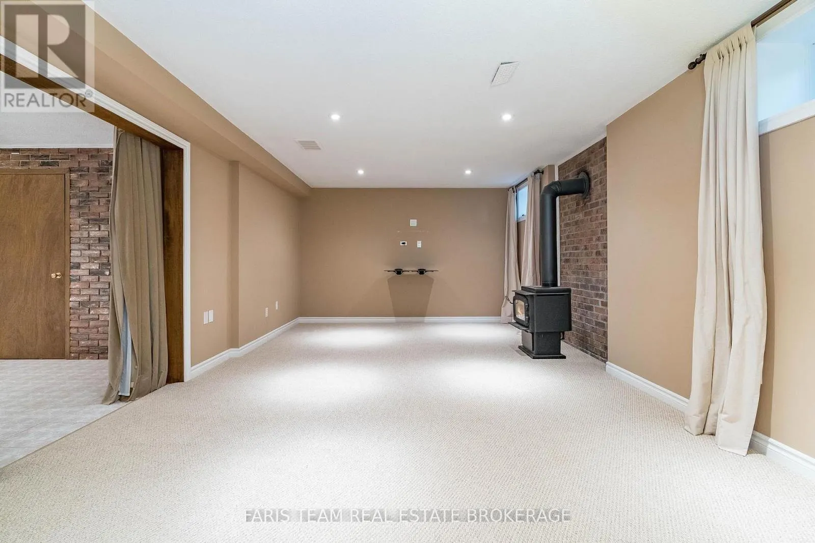 2 BAYSIDE AVENUE