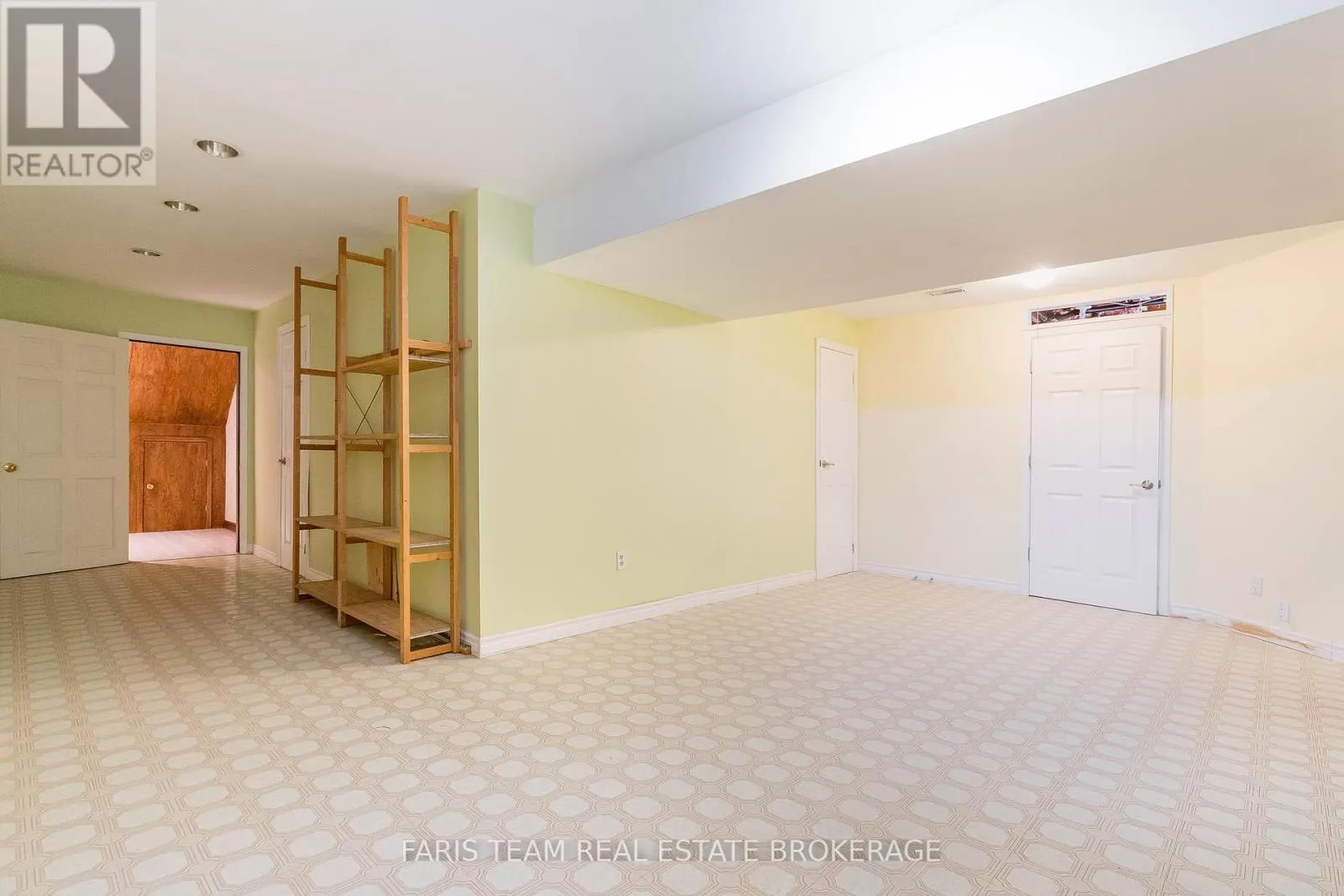2 BAYSIDE AVENUE