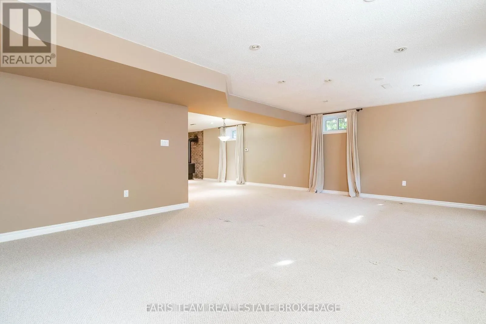 2 BAYSIDE AVENUE