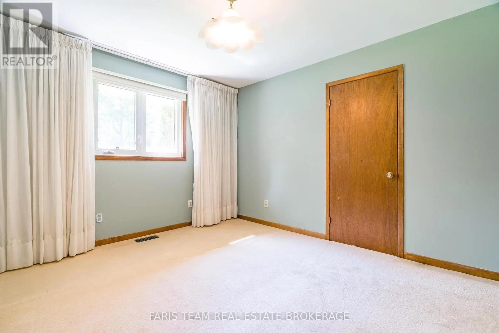2 BAYSIDE AVENUE