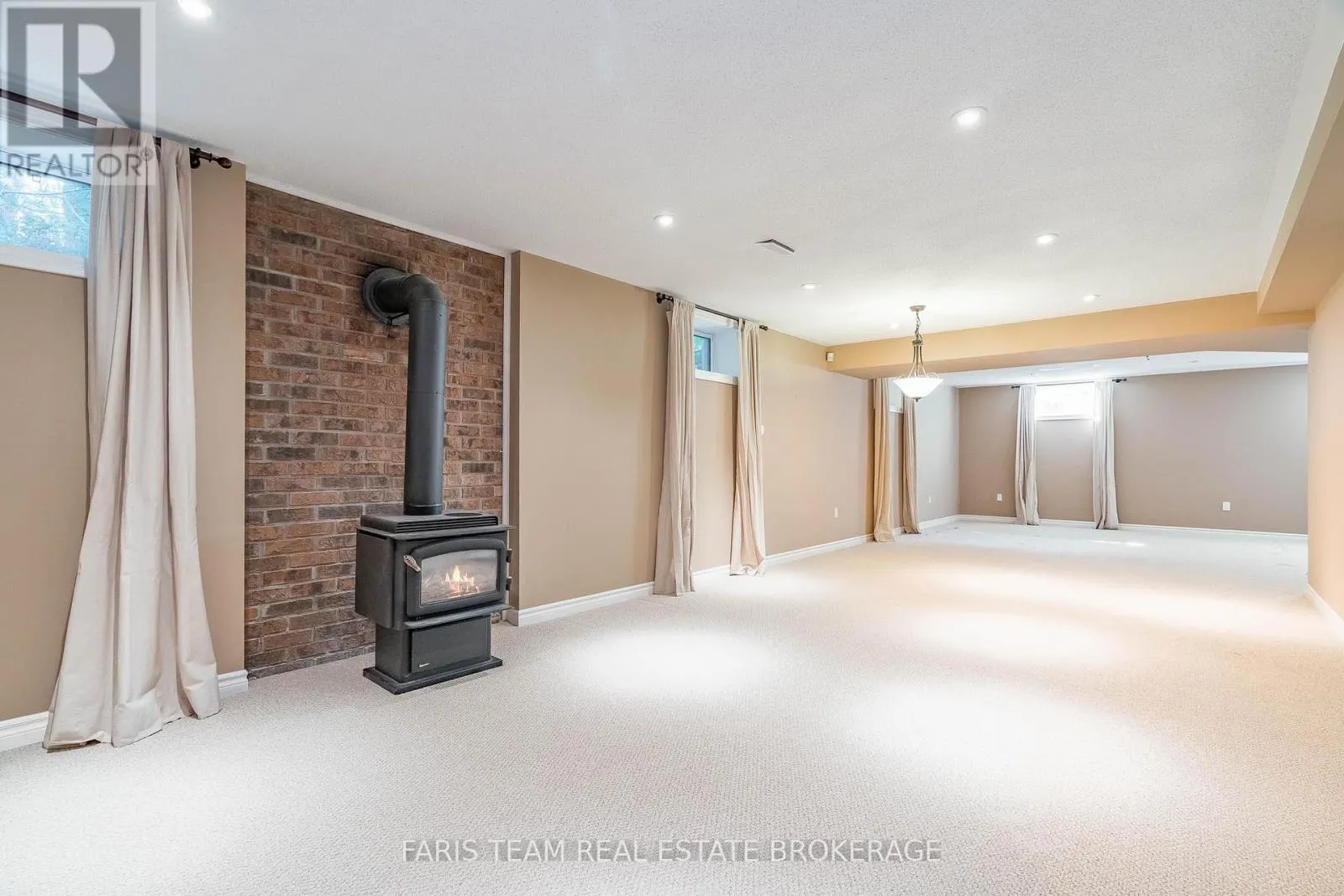 2 BAYSIDE AVENUE