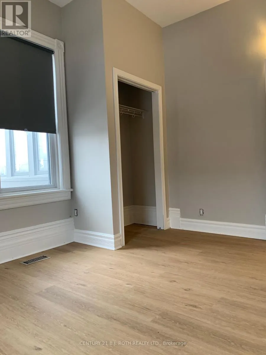 172 DUNLOP STREET W