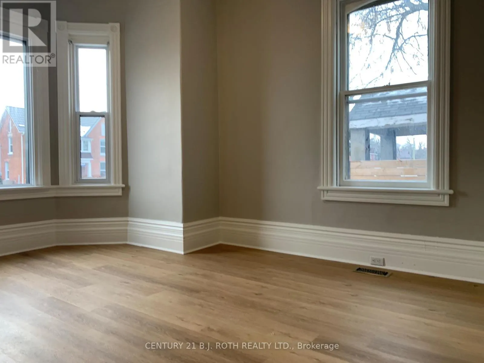 172 DUNLOP STREET W