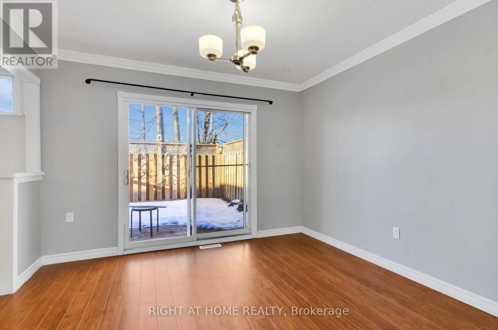 MAINFL - 42 FARMINGDALE CRESCENT N