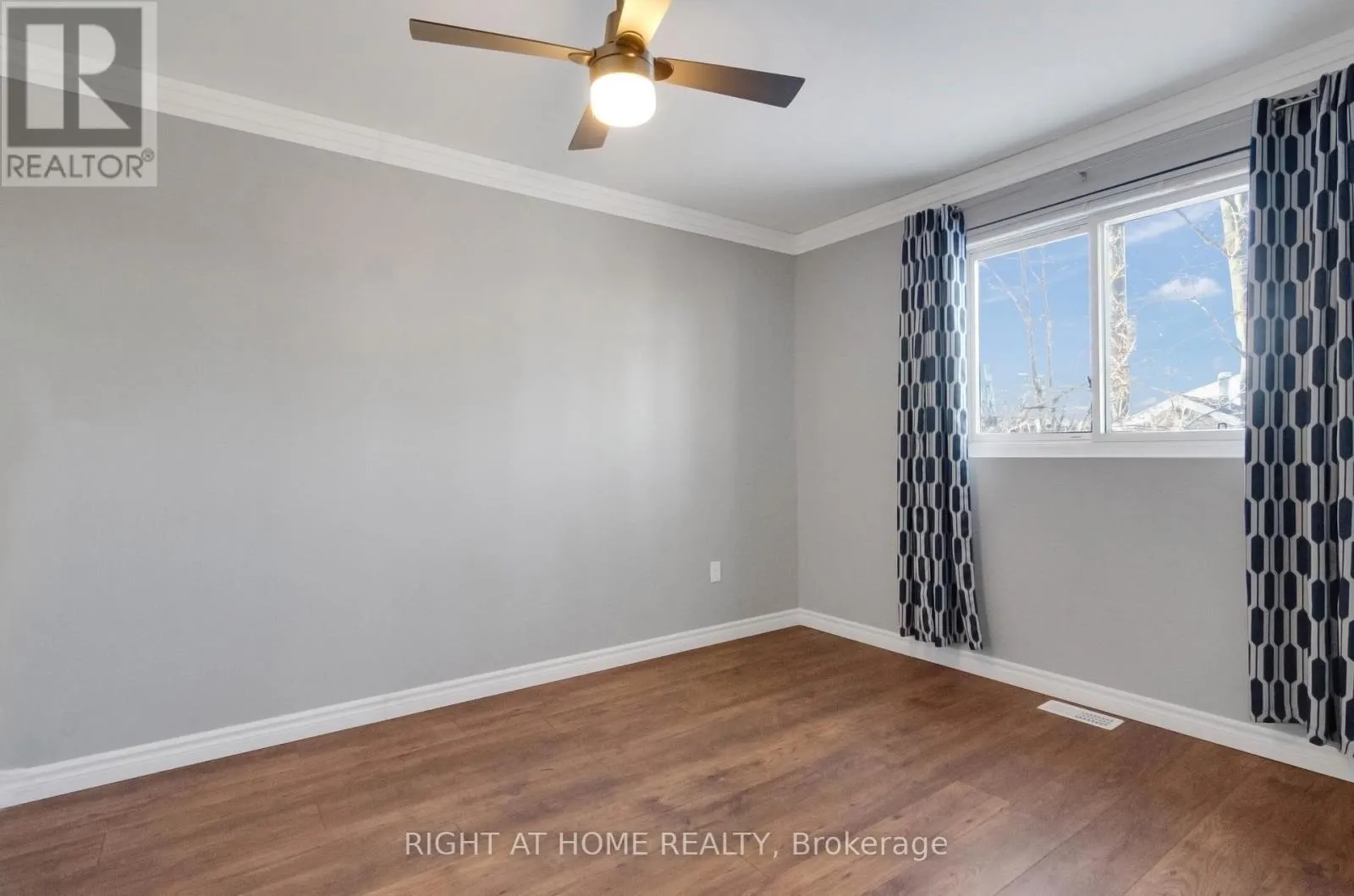 MAINFL - 42 FARMINGDALE CRESCENT N