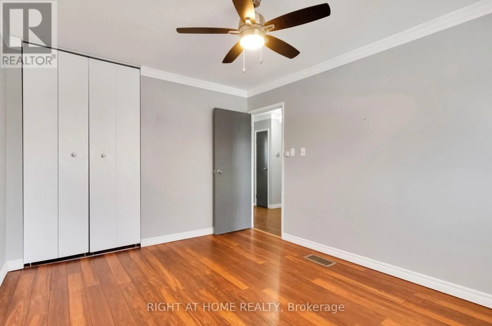 MAINFL - 42 FARMINGDALE CRESCENT N