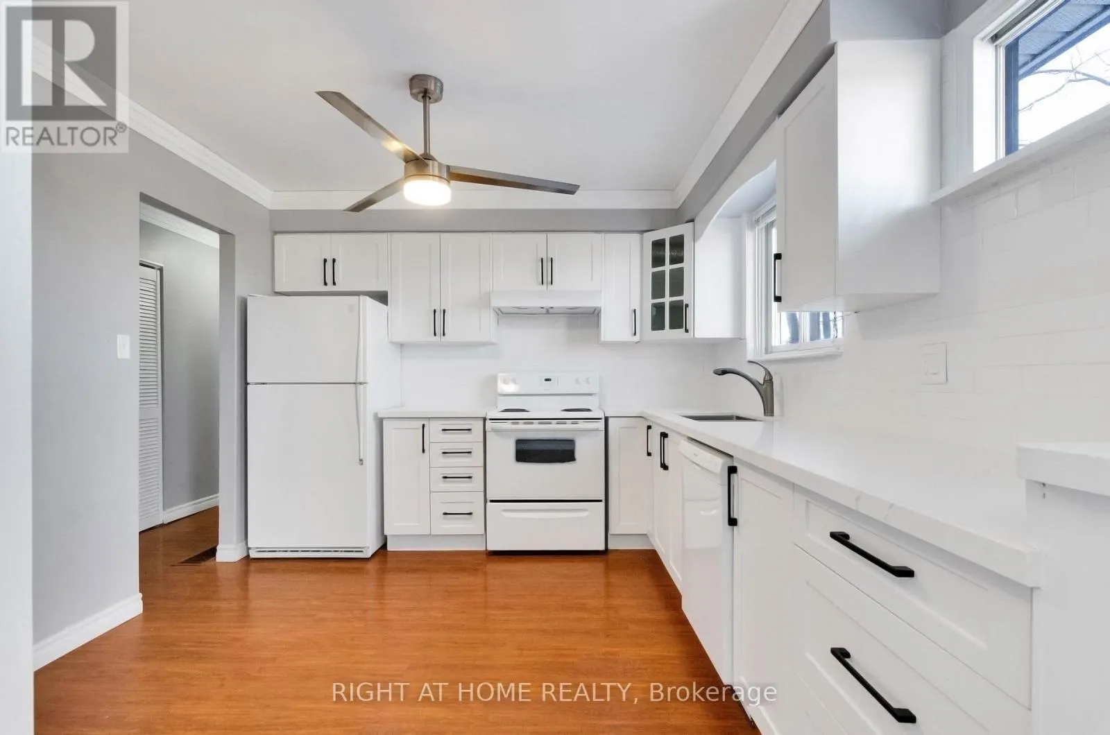 MAINFL - 42 FARMINGDALE CRESCENT N