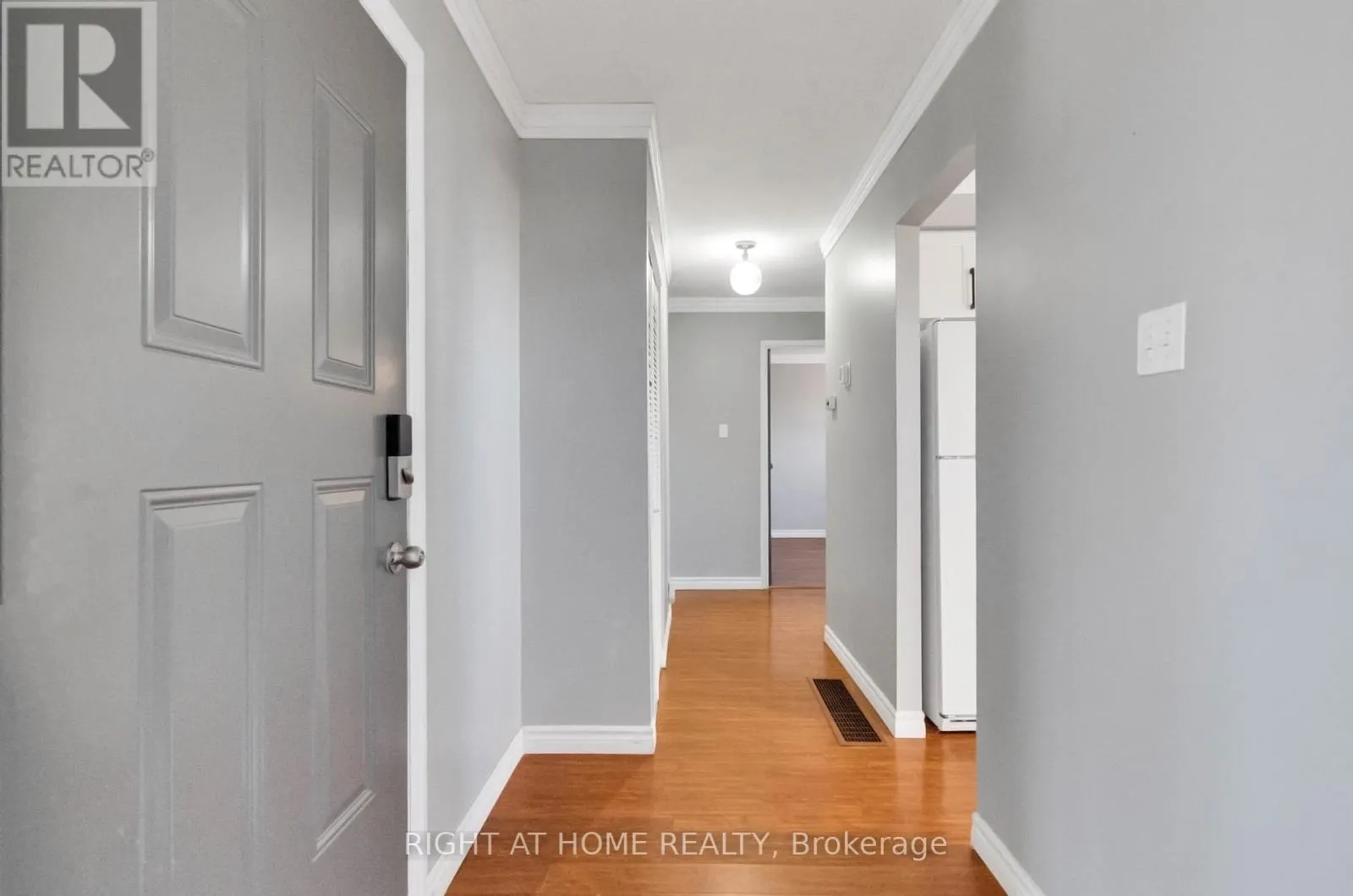 MAINFL - 42 FARMINGDALE CRESCENT N