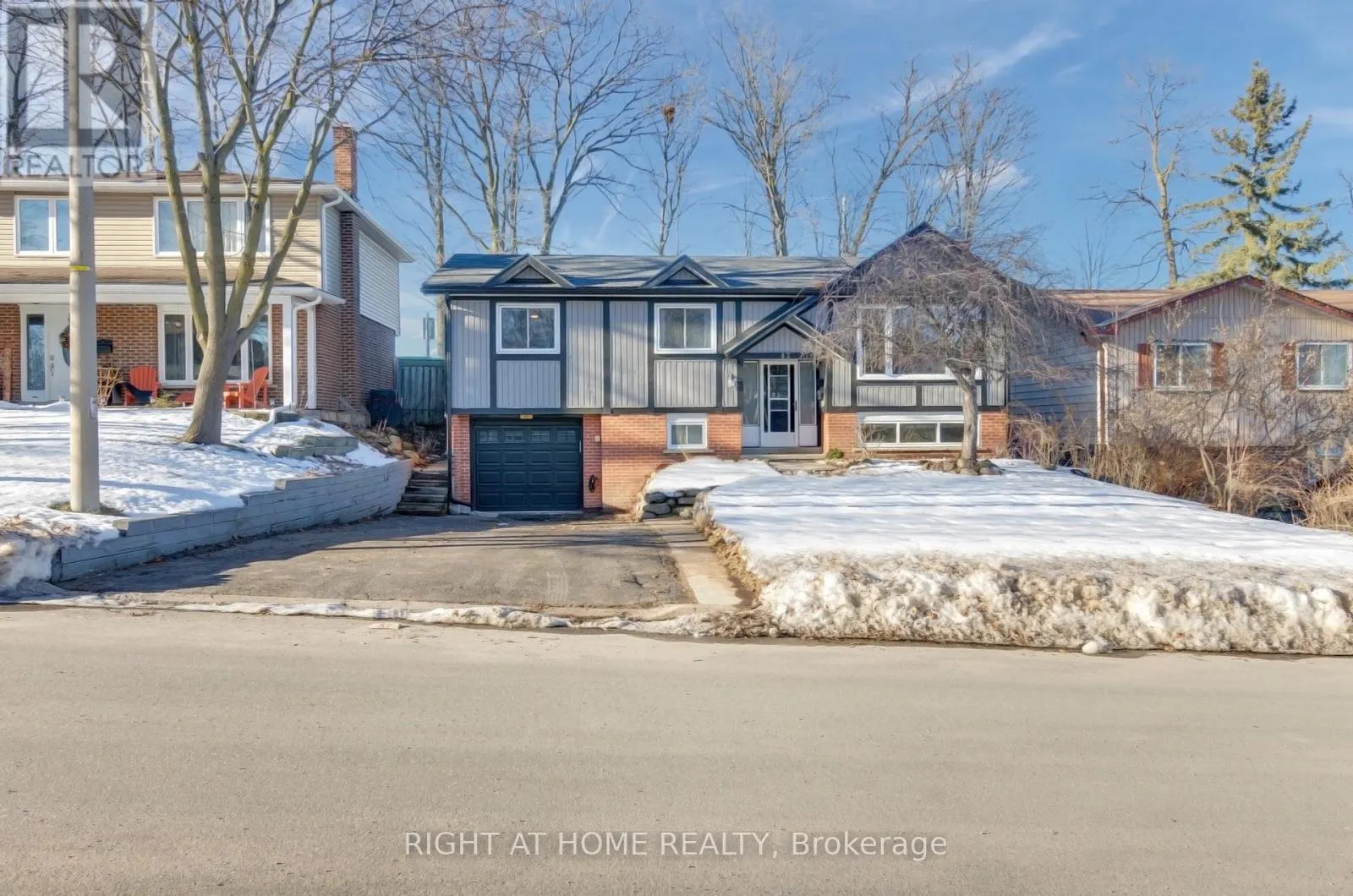 MAINFL - 42 FARMINGDALE CRESCENT N