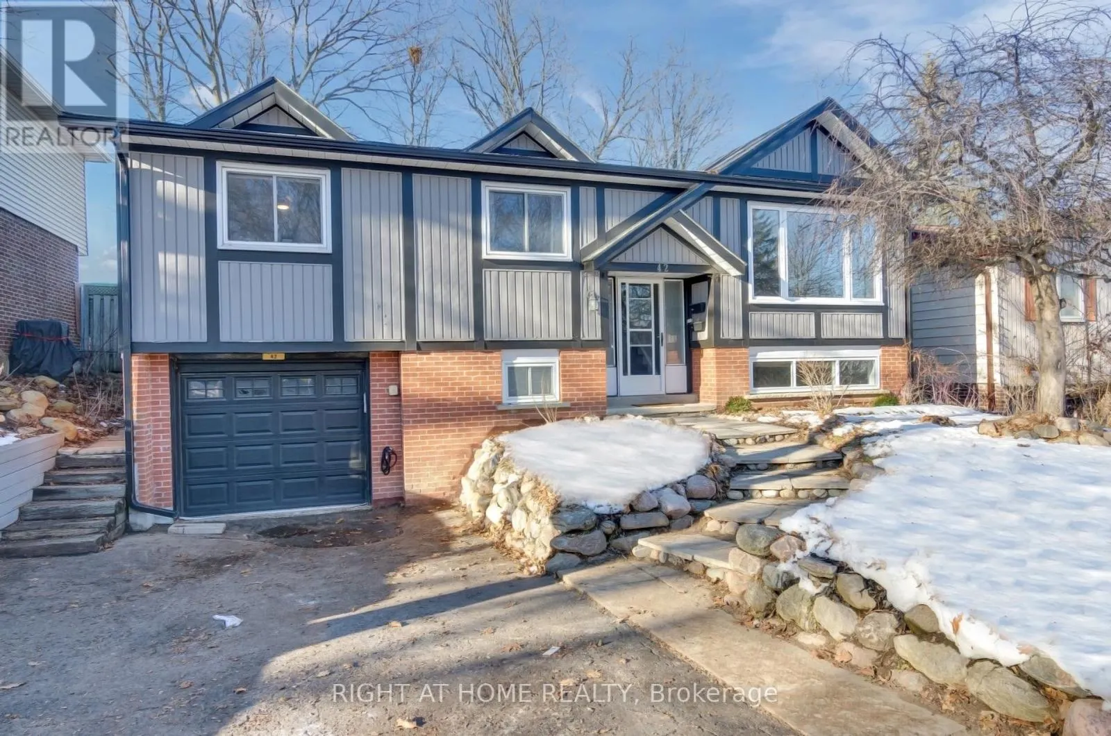 MAINFL - 42 FARMINGDALE CRESCENT N