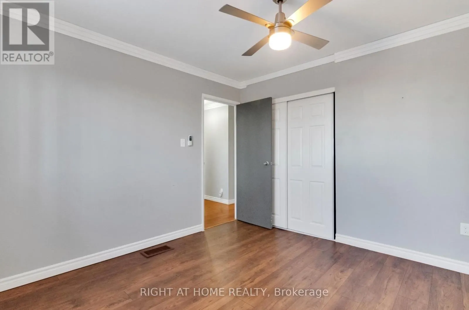 MAINFL - 42 FARMINGDALE CRESCENT N