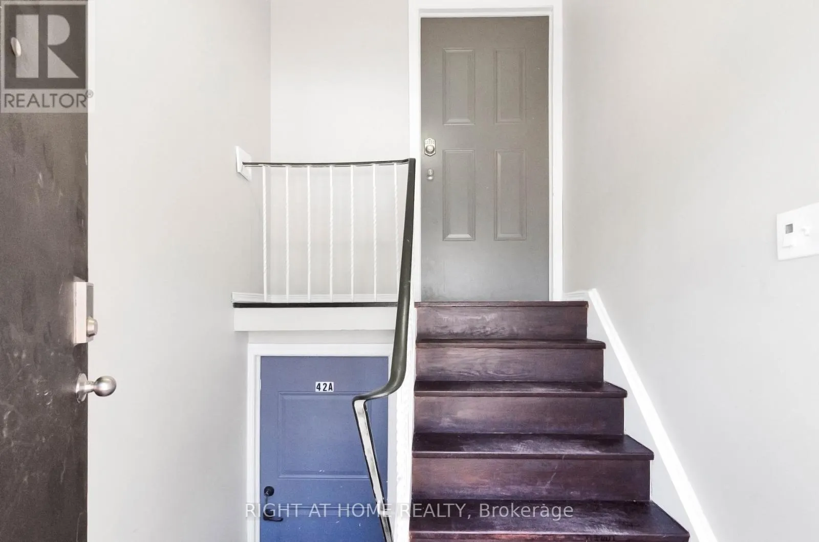 MAINFL - 42 FARMINGDALE CRESCENT N
