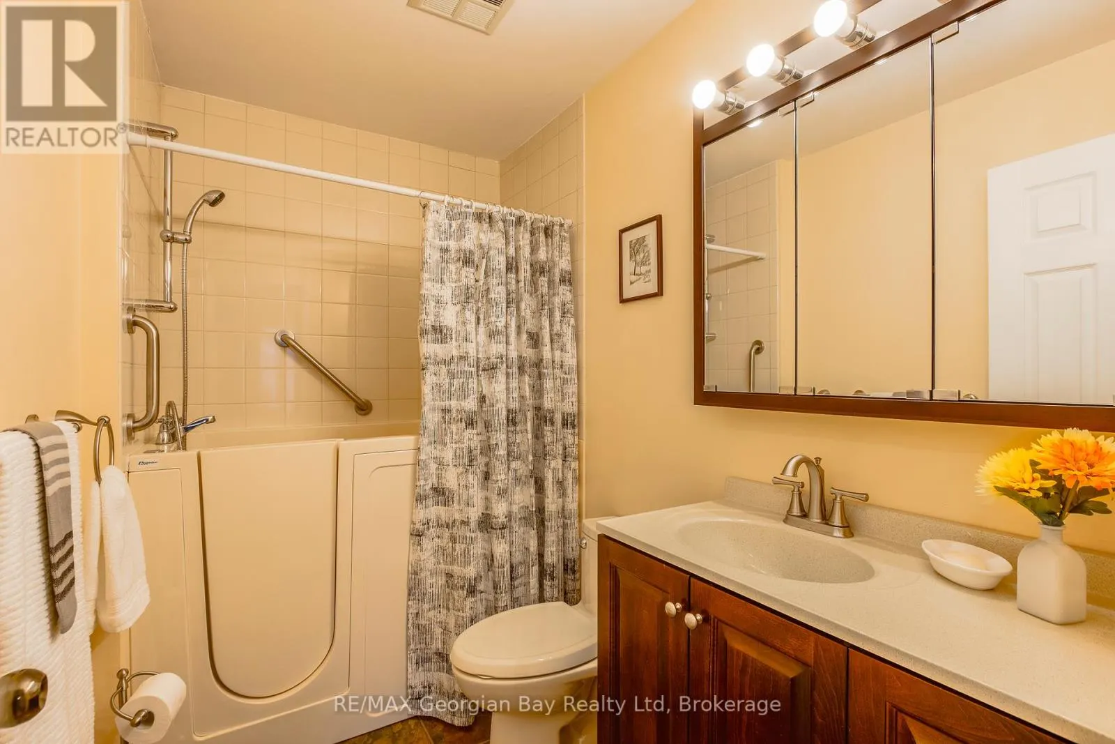 48 - 696 KING STREET, #48