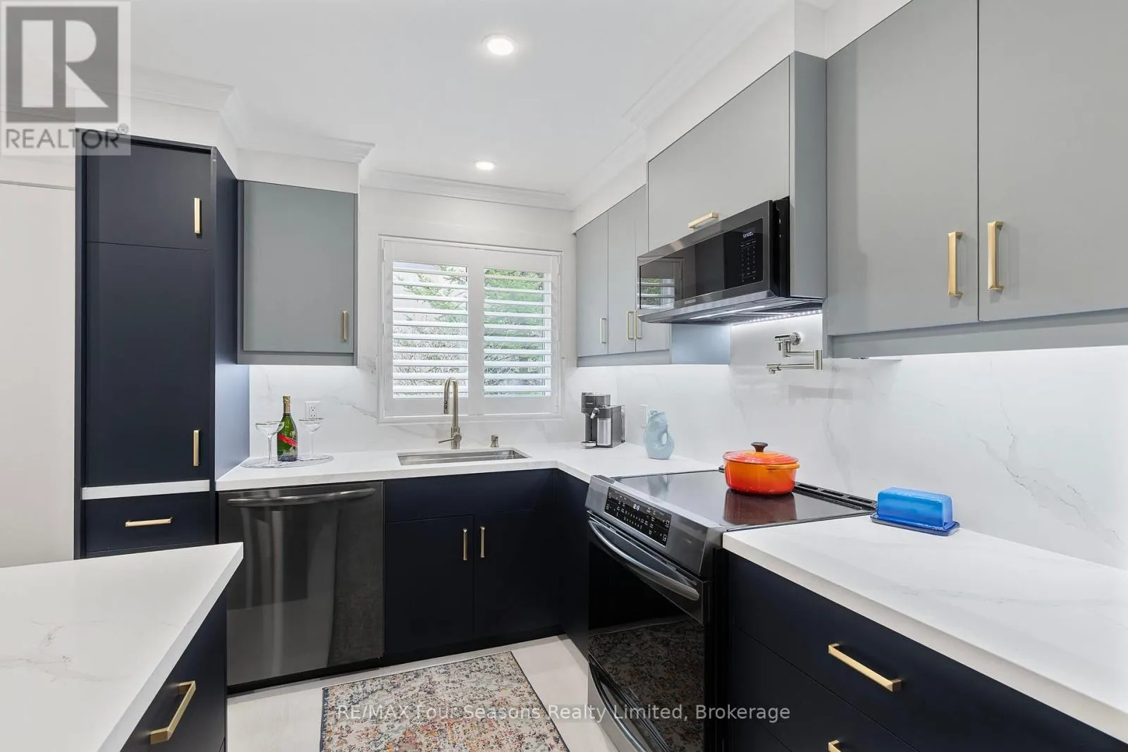 113 ESCARPMENT CRESCENT