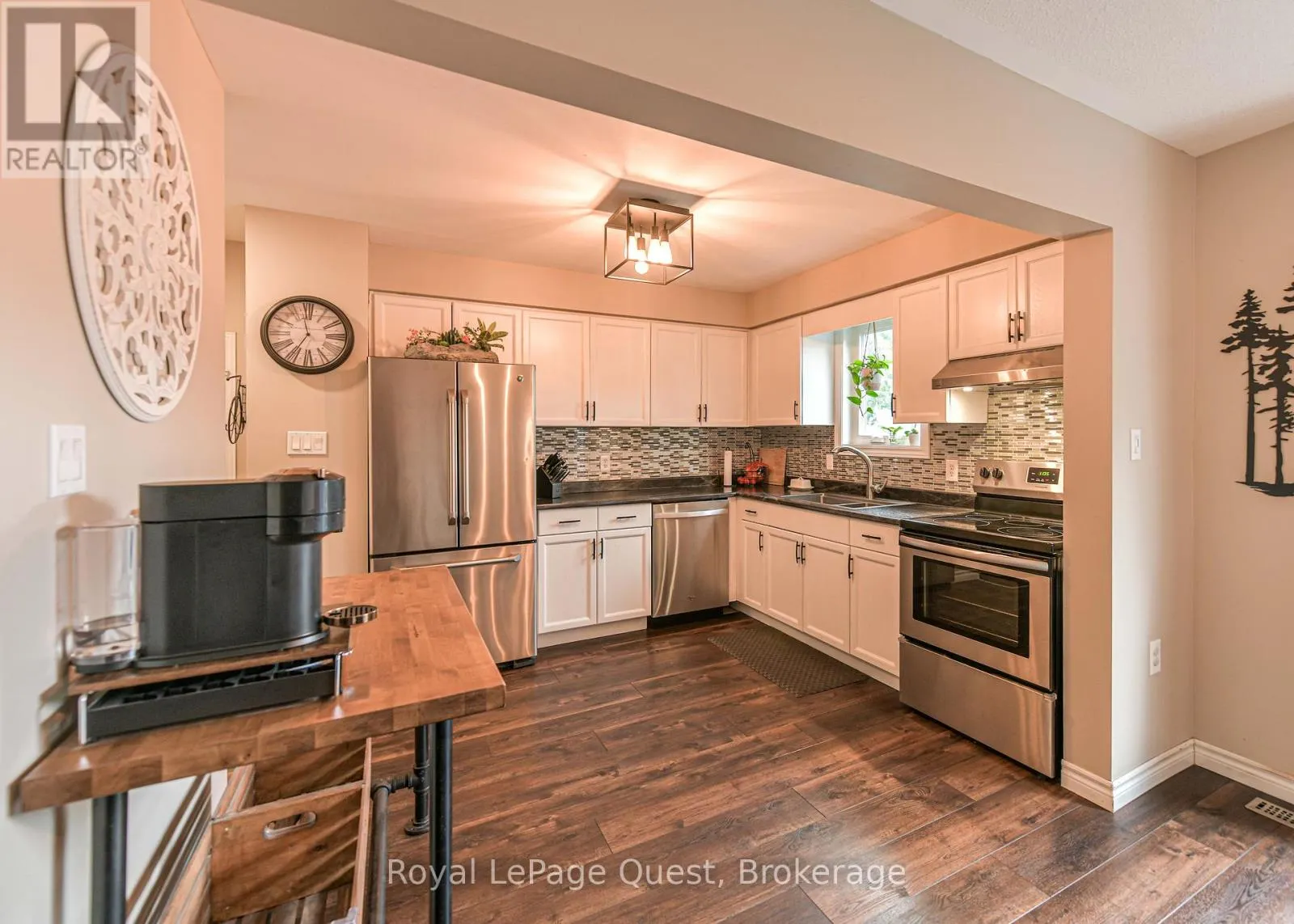 46 COURTNEY CRESCENT