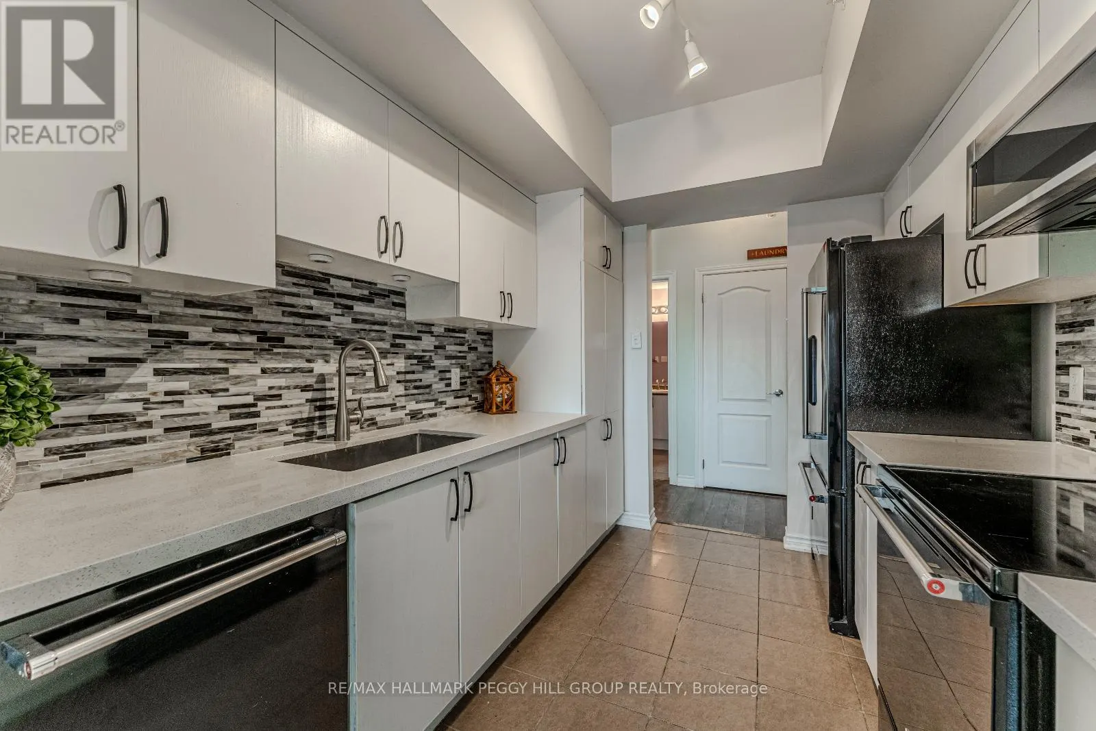 402 - 40 FERNDALE DRIVE S