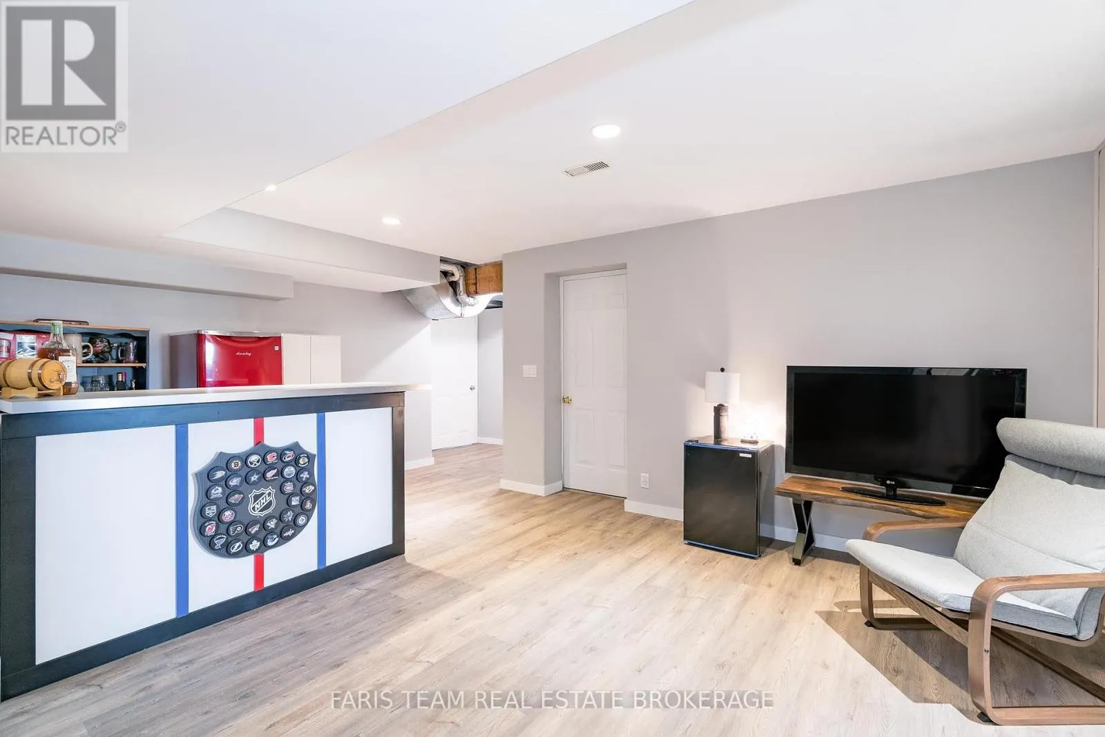 6 MEADOWBROOK BOULEVARD