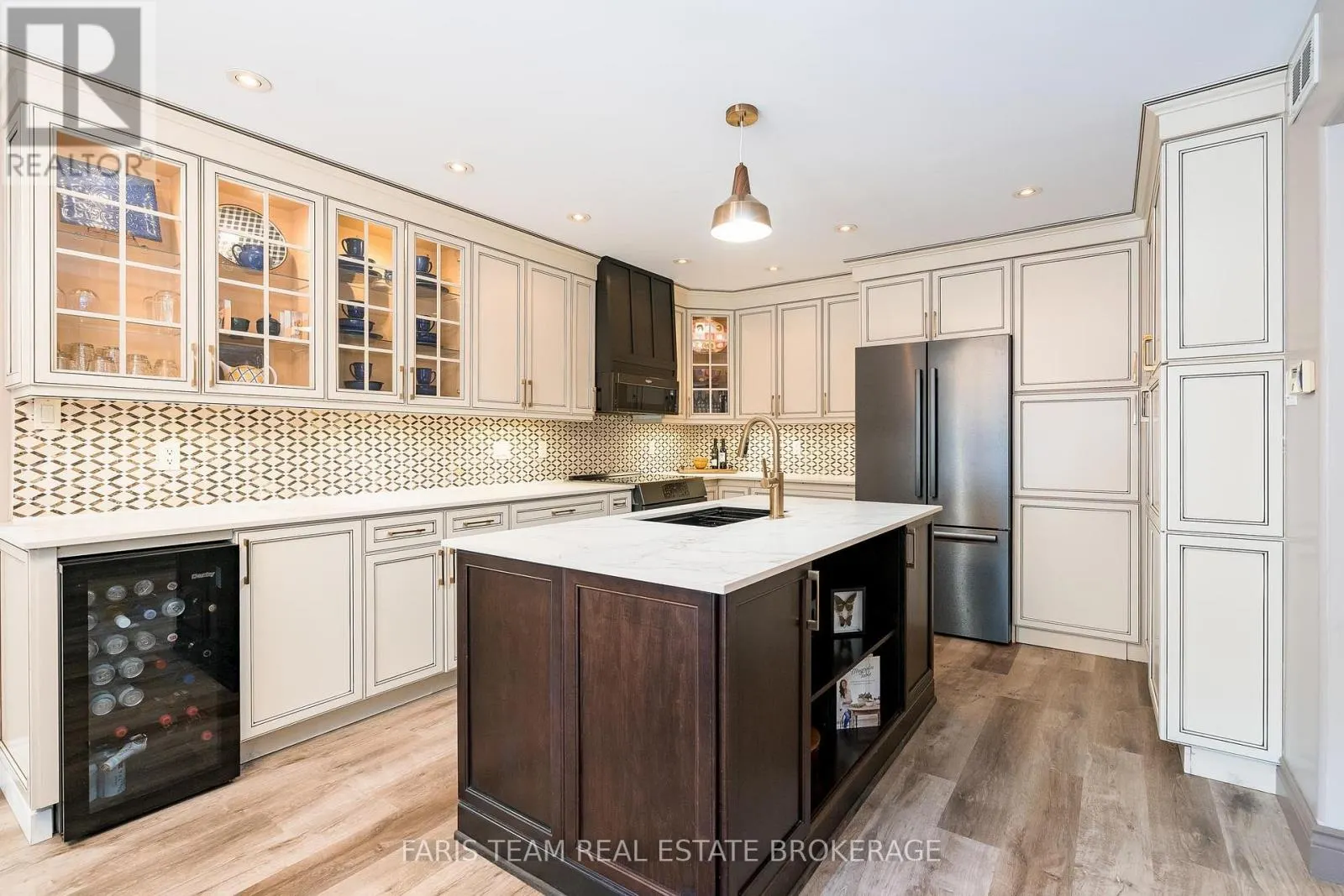 6 MEADOWBROOK BOULEVARD