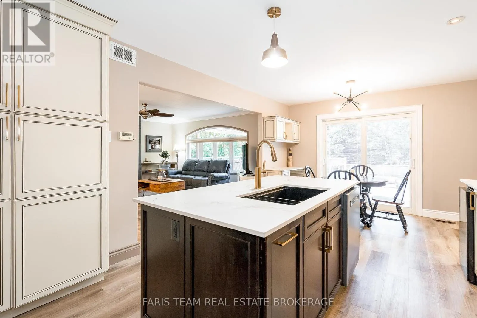 6 MEADOWBROOK BOULEVARD