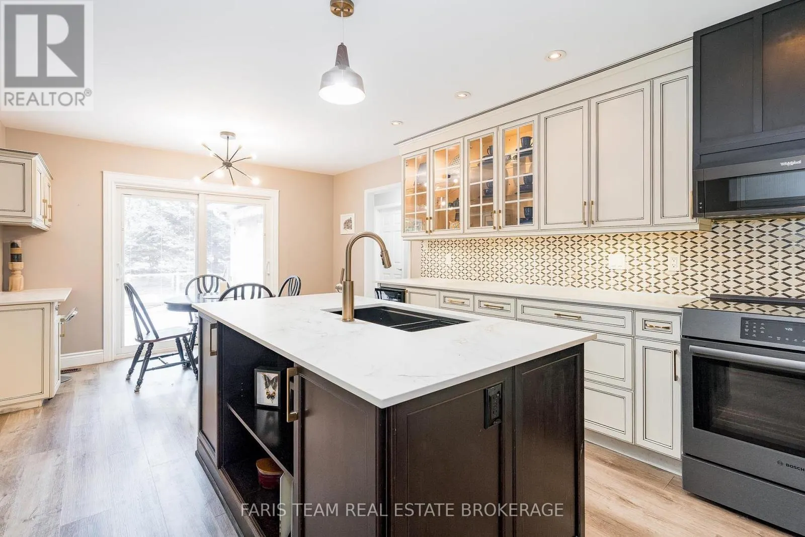 6 MEADOWBROOK BOULEVARD