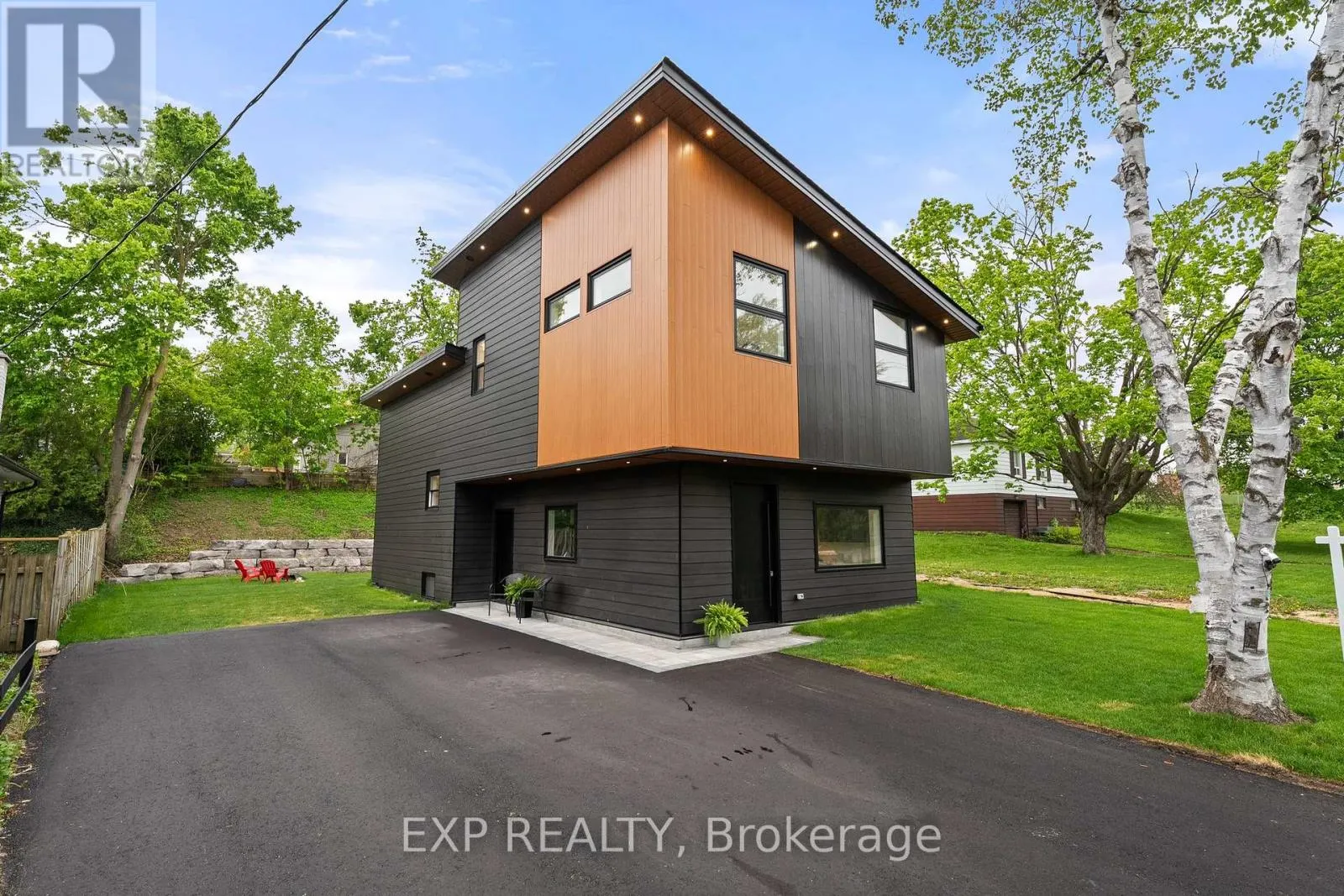 168 BERCZY STREET