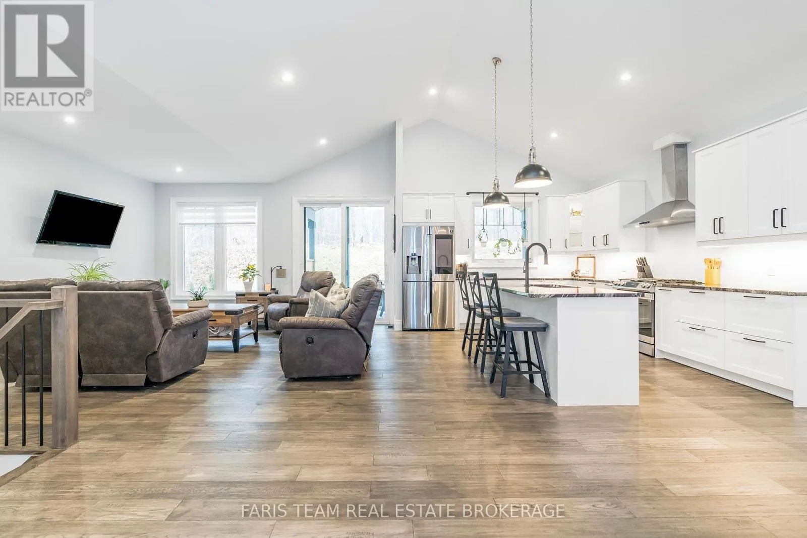 1532 CHAMPLAIN ROAD