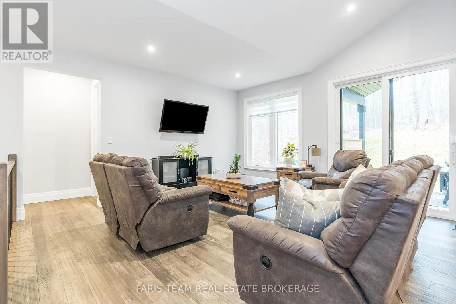 1532 CHAMPLAIN ROAD