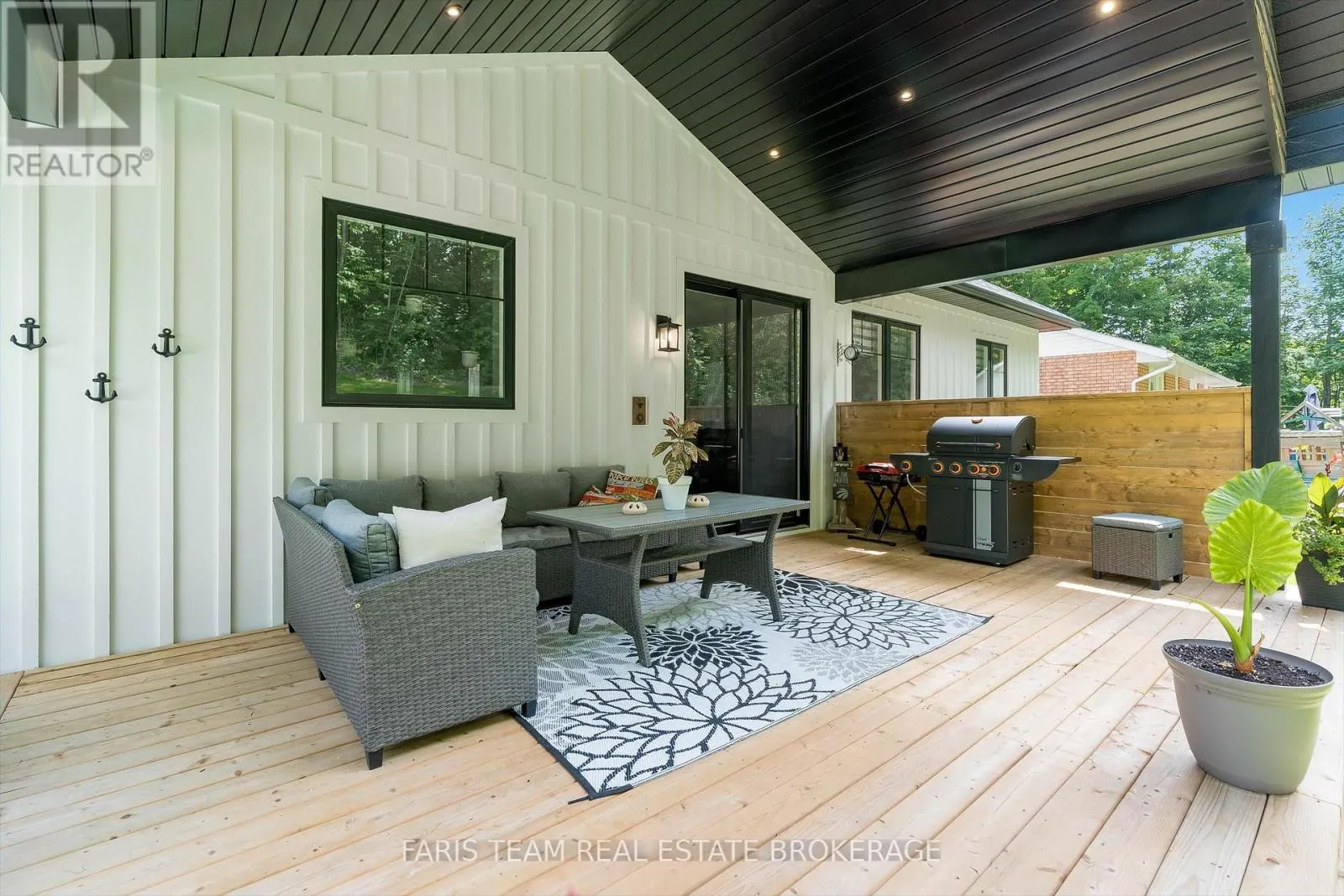1532 CHAMPLAIN ROAD