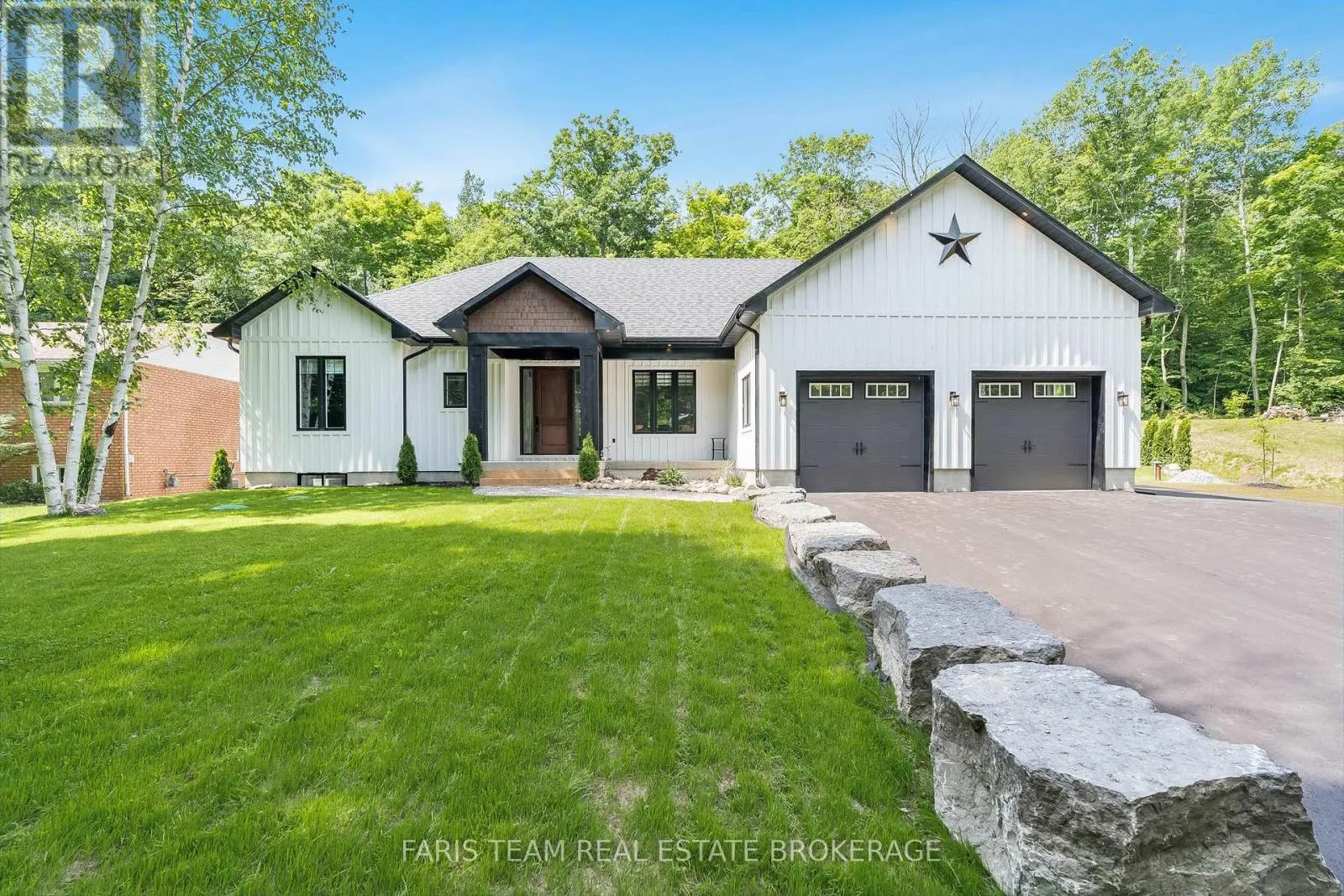 1532 CHAMPLAIN ROAD