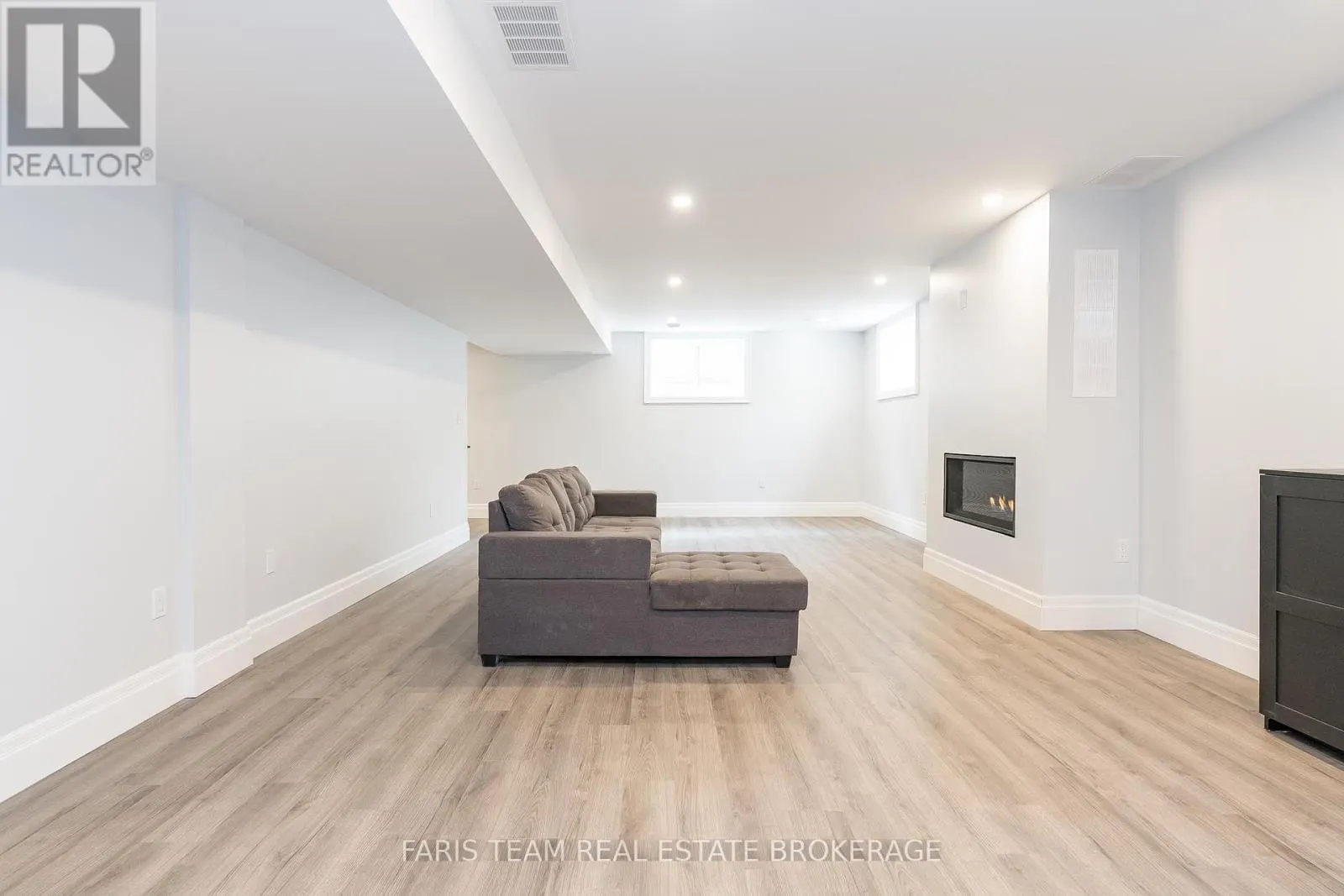 1532 CHAMPLAIN ROAD