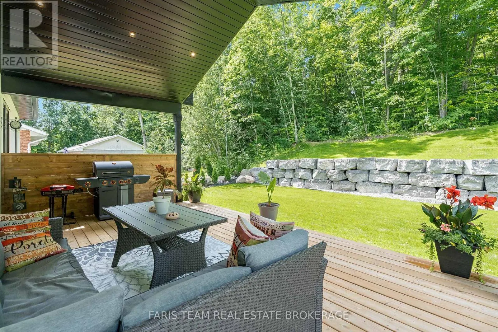 1532 CHAMPLAIN ROAD