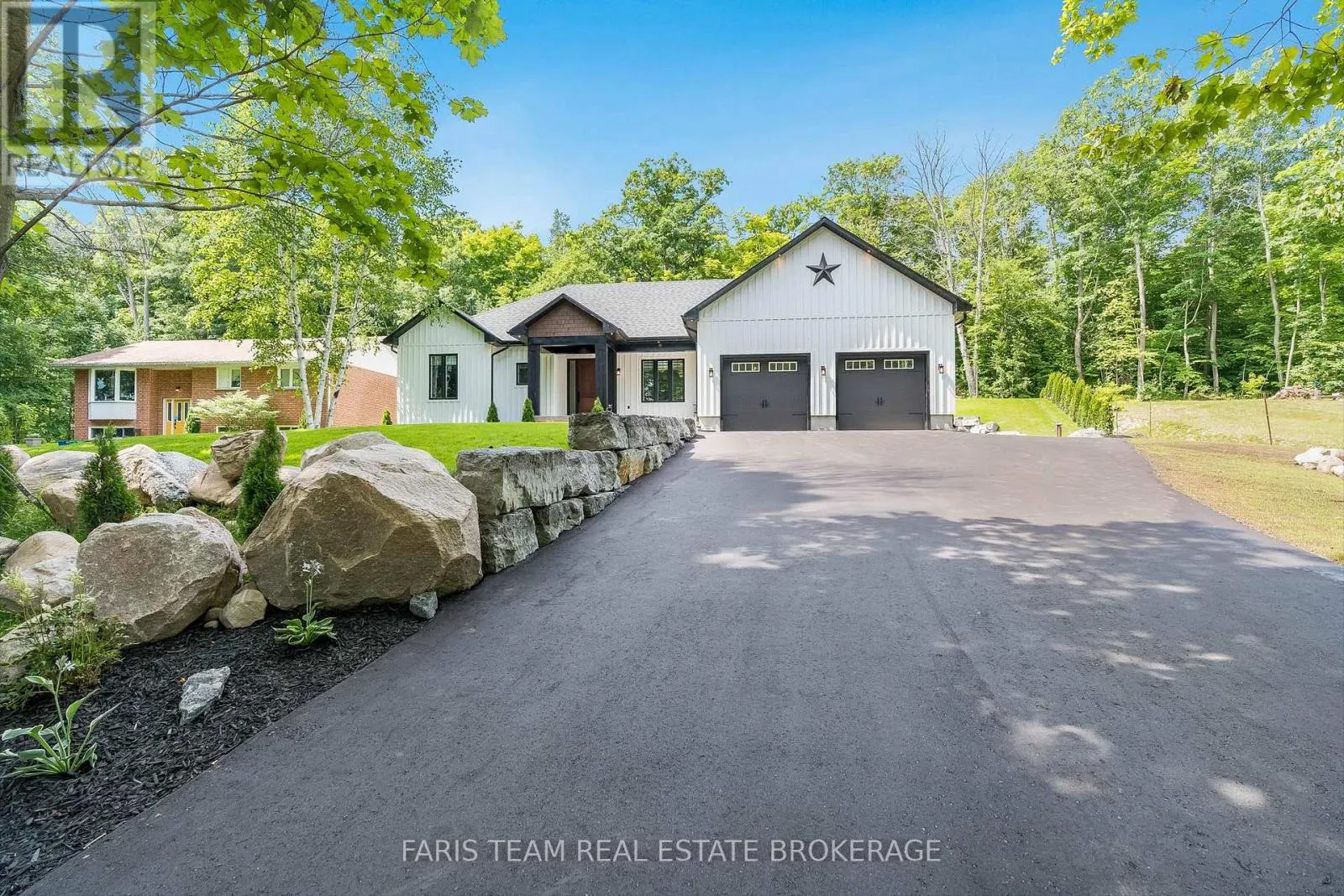 1532 CHAMPLAIN ROAD