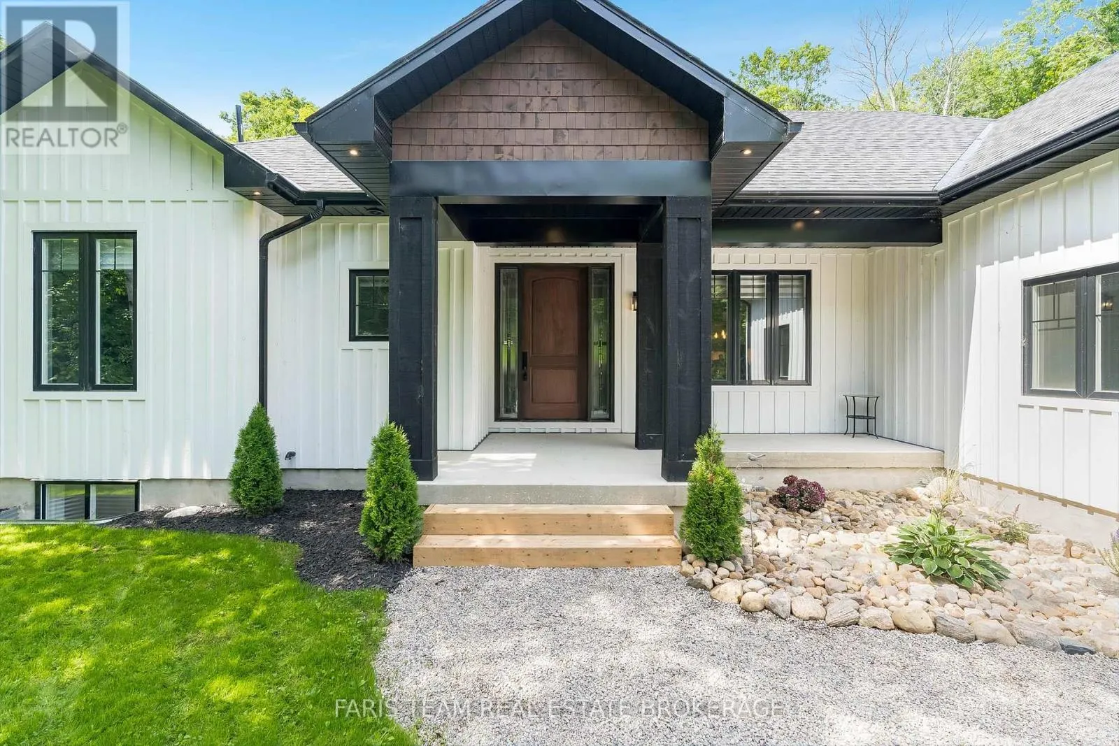 1532 CHAMPLAIN ROAD