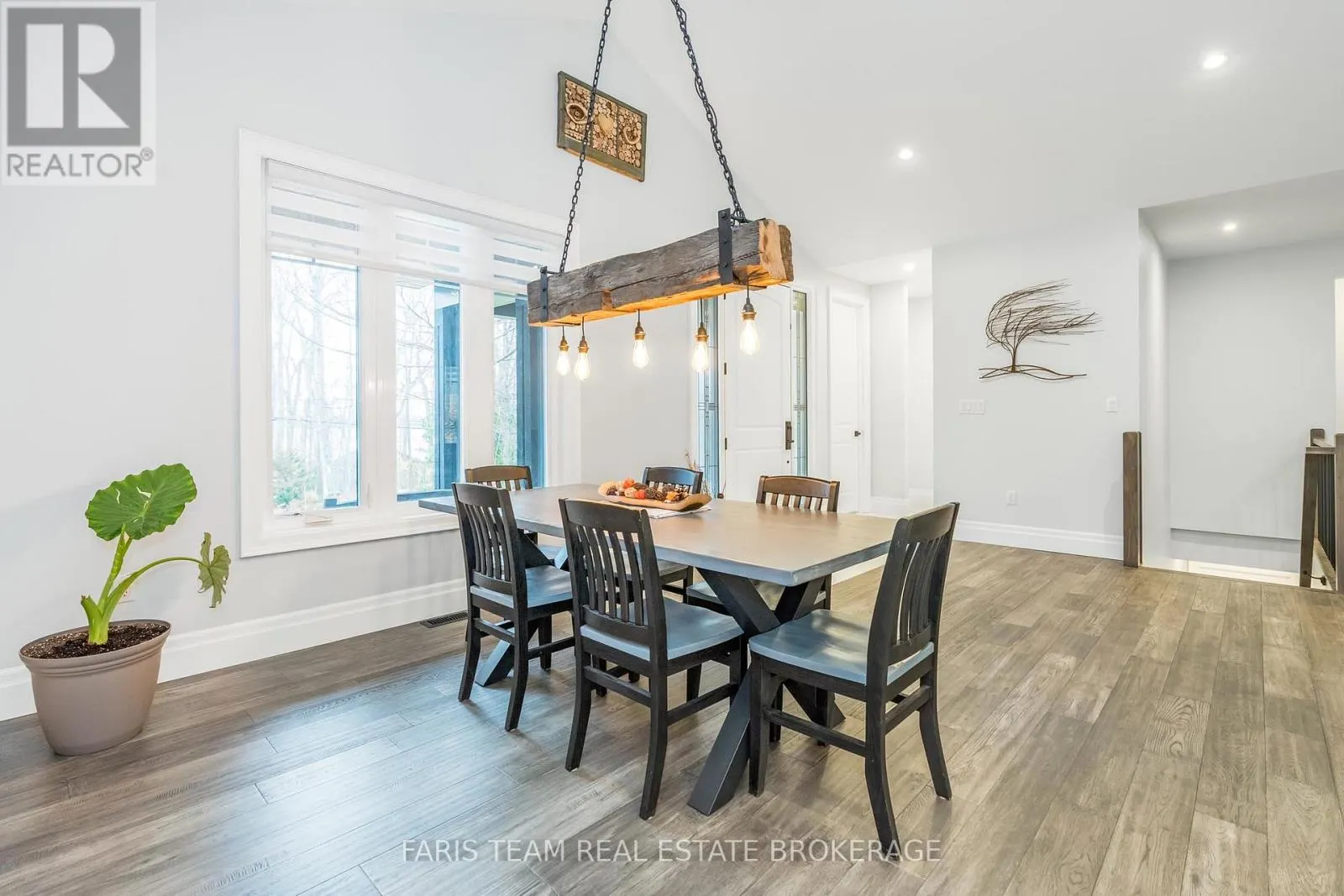 1532 CHAMPLAIN ROAD