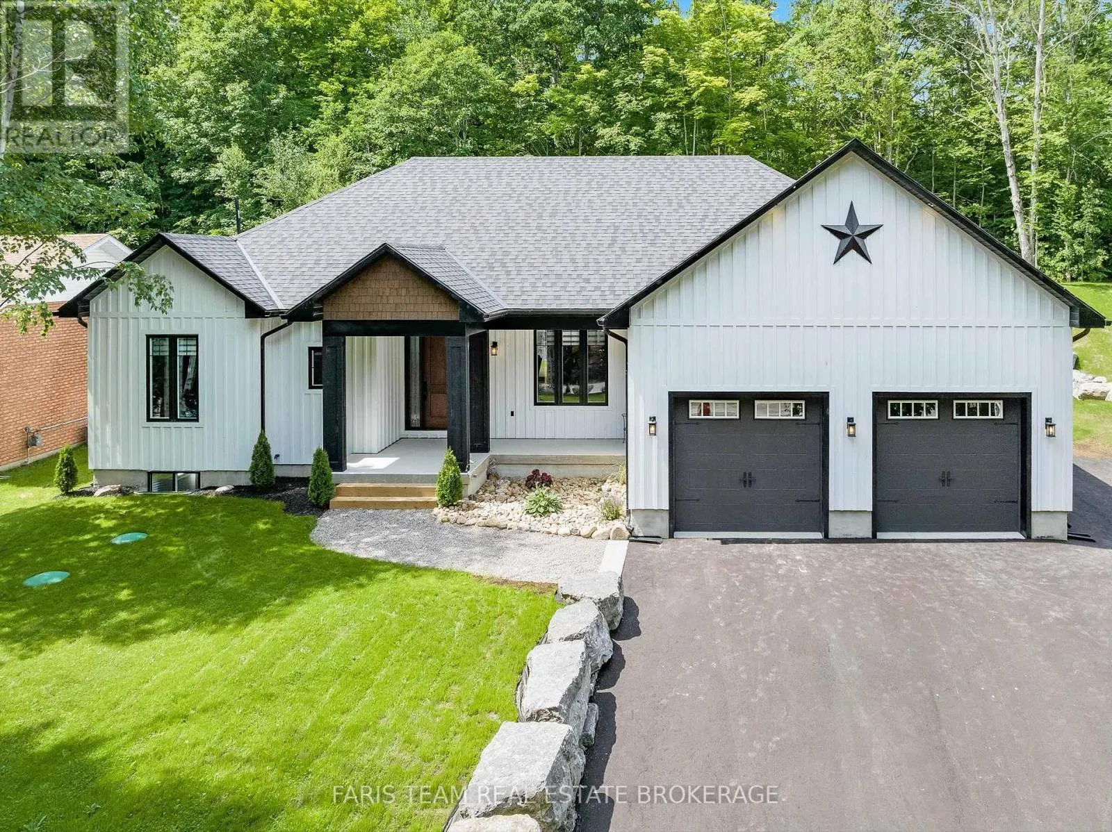 1532 CHAMPLAIN ROAD