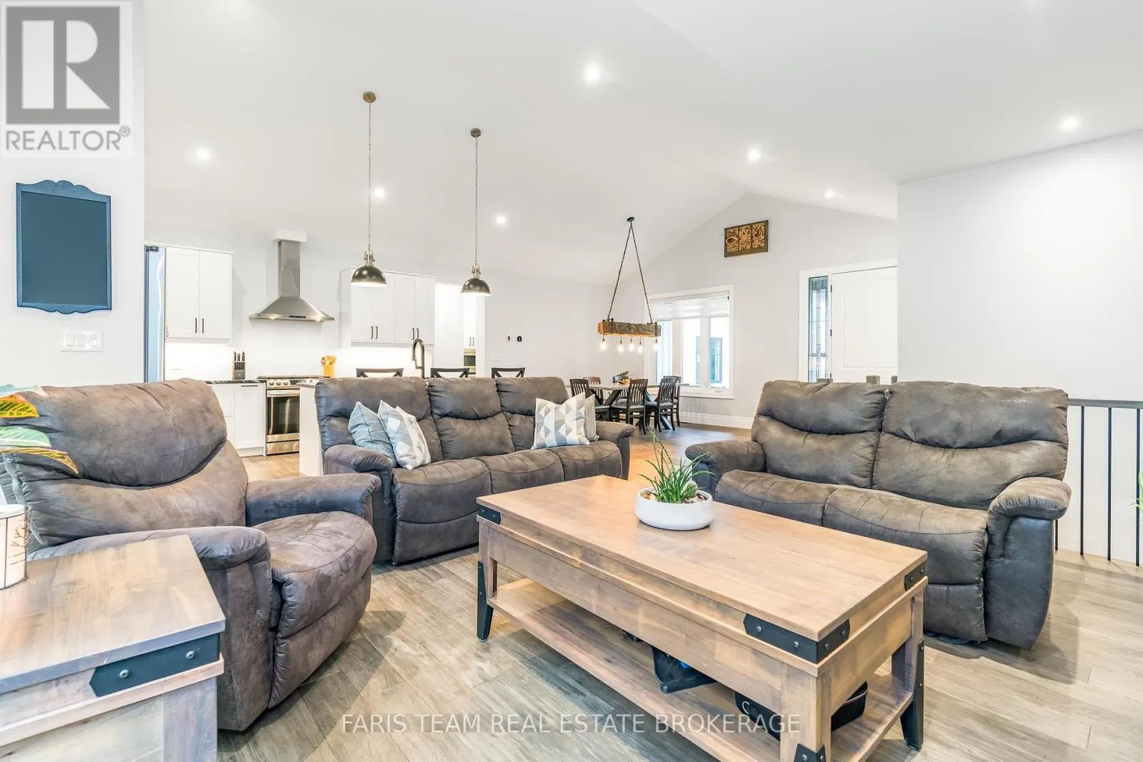 1532 CHAMPLAIN ROAD