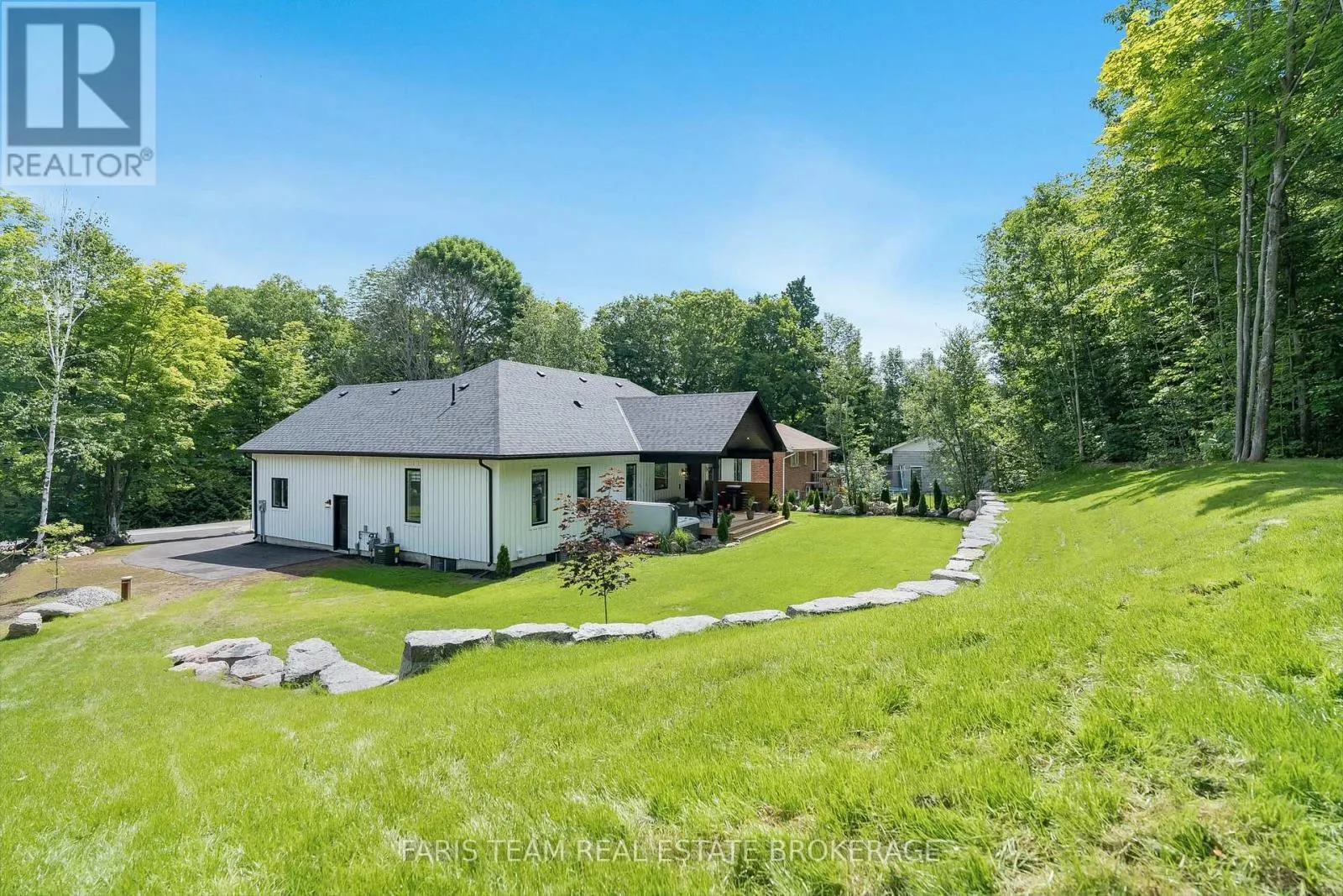 1532 CHAMPLAIN ROAD