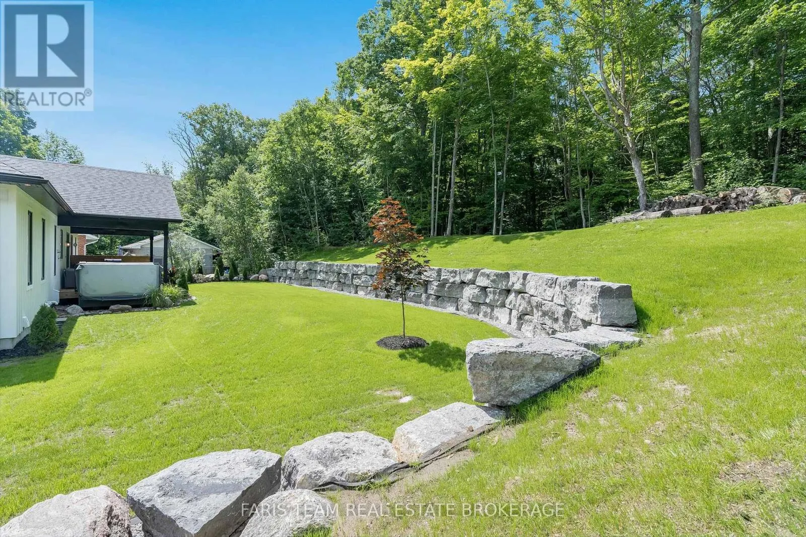 1532 CHAMPLAIN ROAD